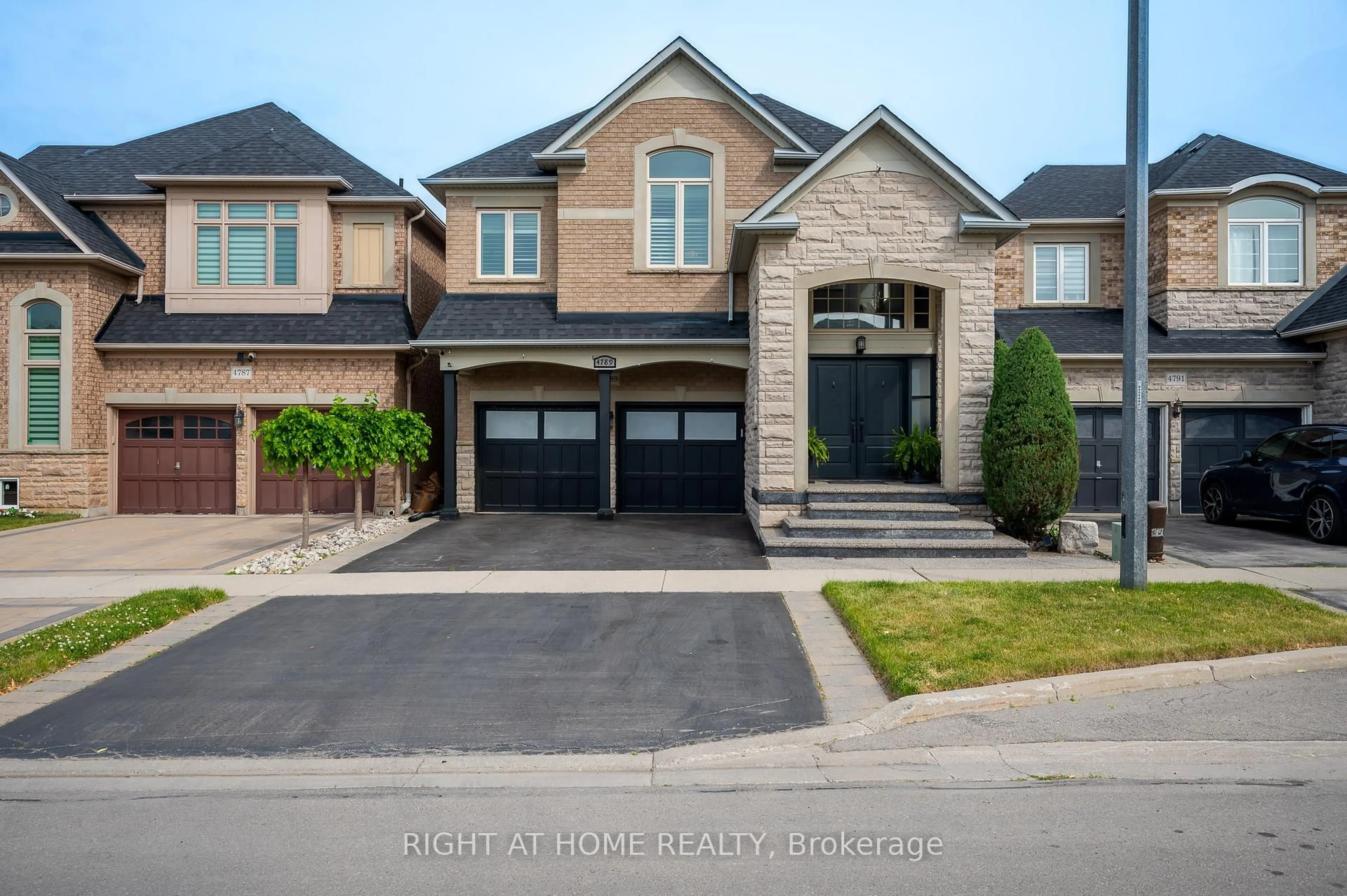Home with brick exterior material, street for 4789 Thomas Alton Blvd, Burlington Ontario L7M 0K4