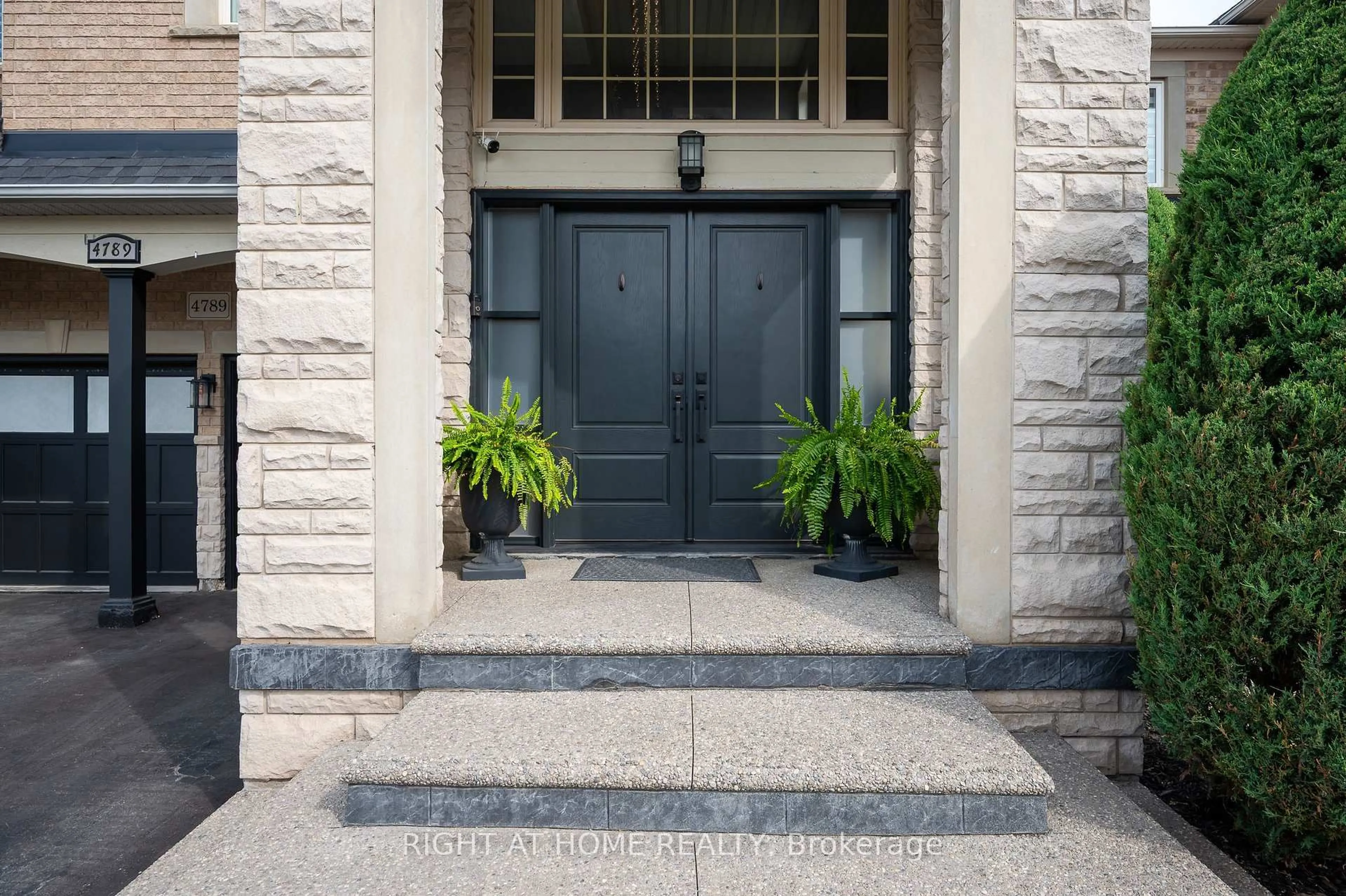 Indoor entryway for 4789 Thomas Alton Blvd, Burlington Ontario L7M 0K4