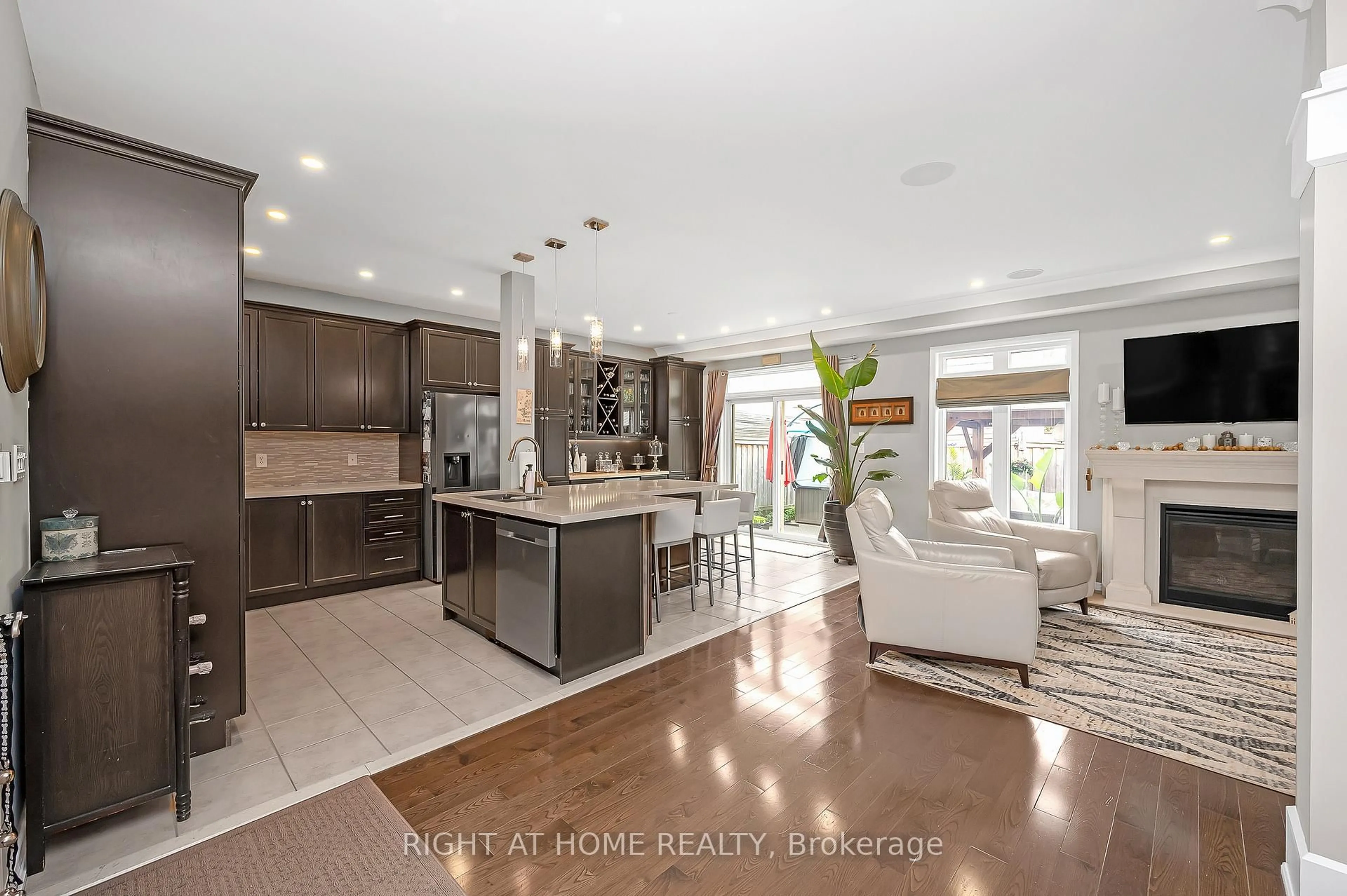 Open concept kitchen, ceramic/tile floor for 4789 Thomas Alton Blvd, Burlington Ontario L7M 0K4