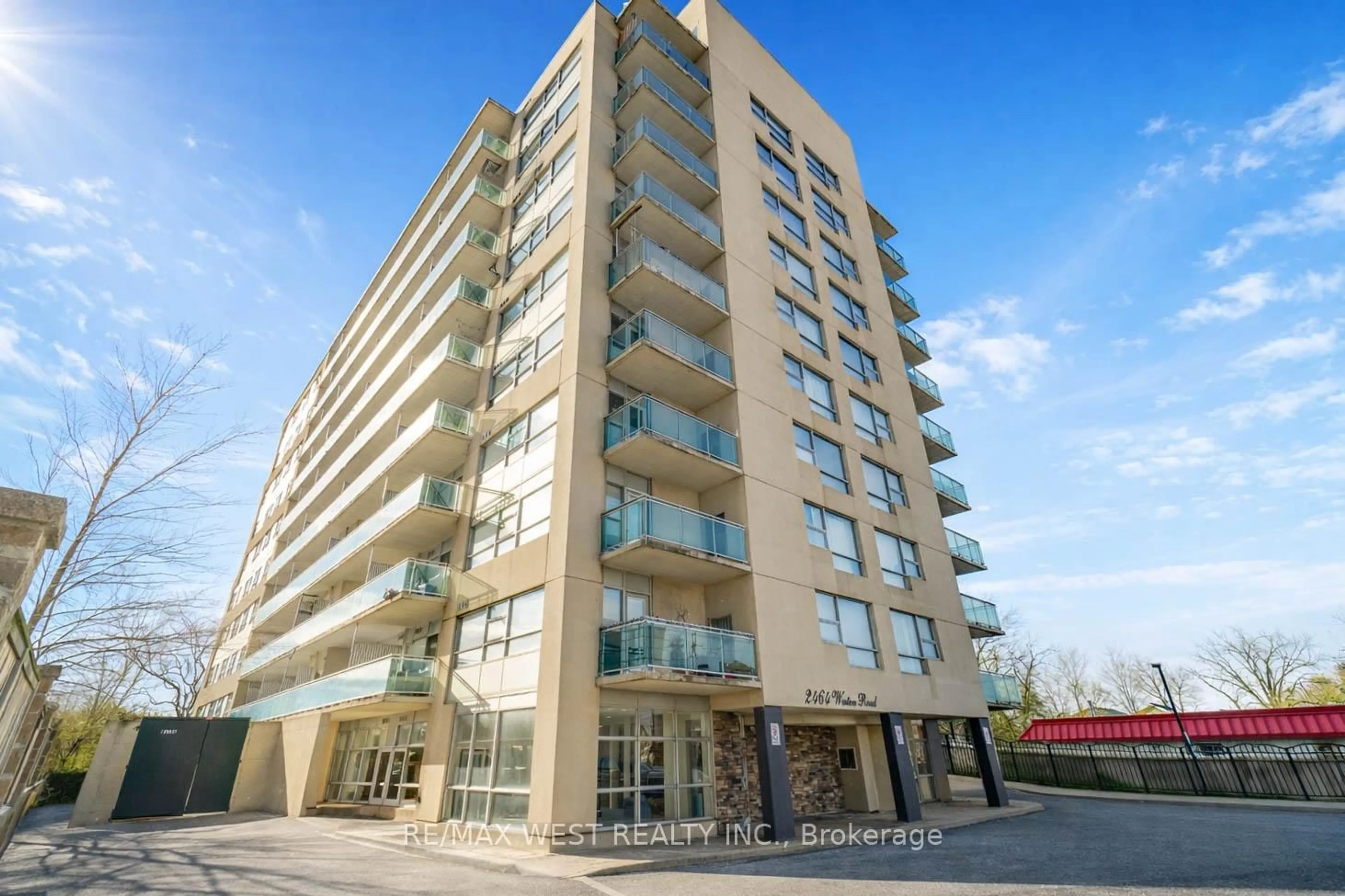 Patio, building for 2464 Weston Rd #1002, Toronto Ontario M9N 0A2