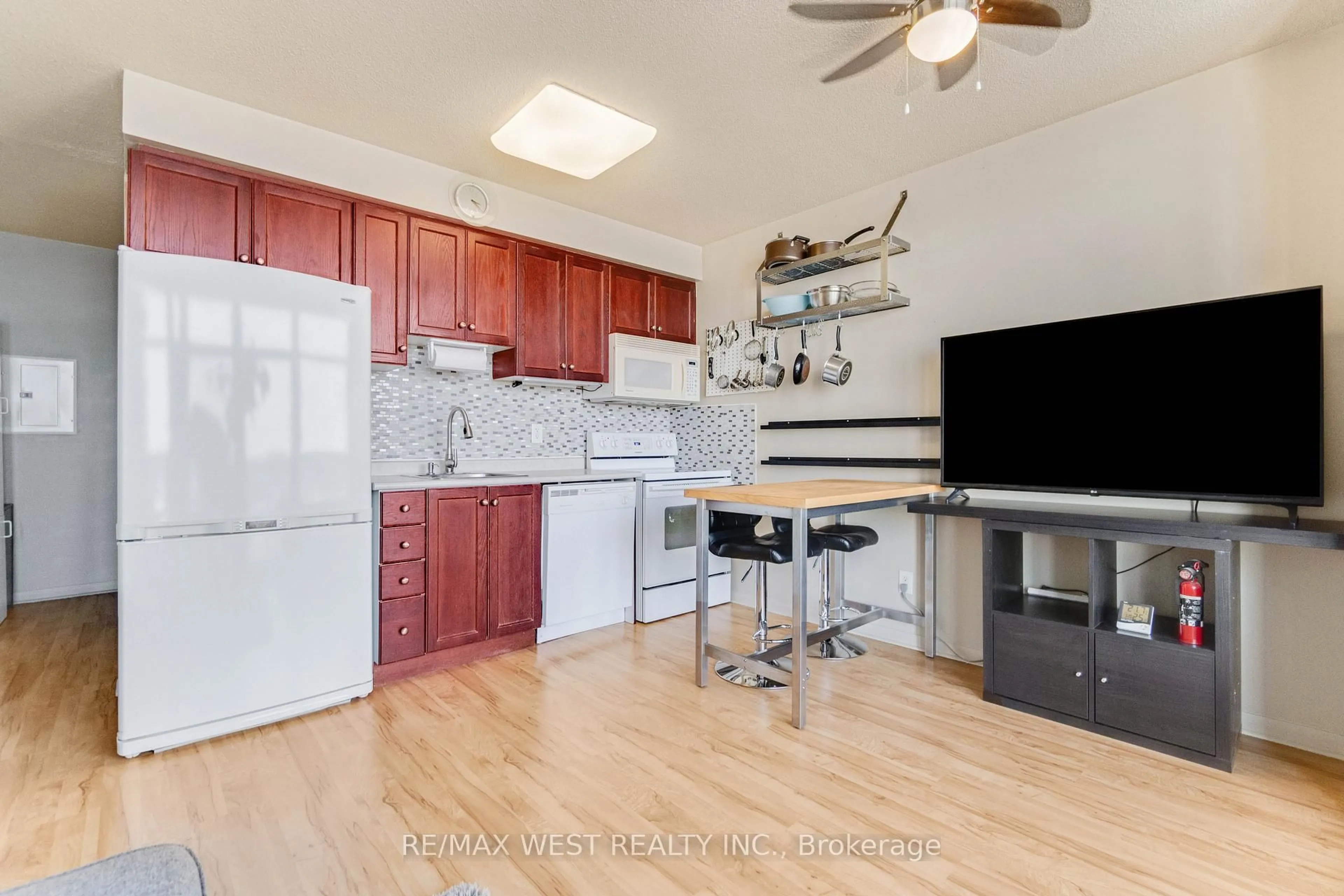 Open concept kitchen, unknown for 2464 Weston Rd #1002, Toronto Ontario M9N 0A2