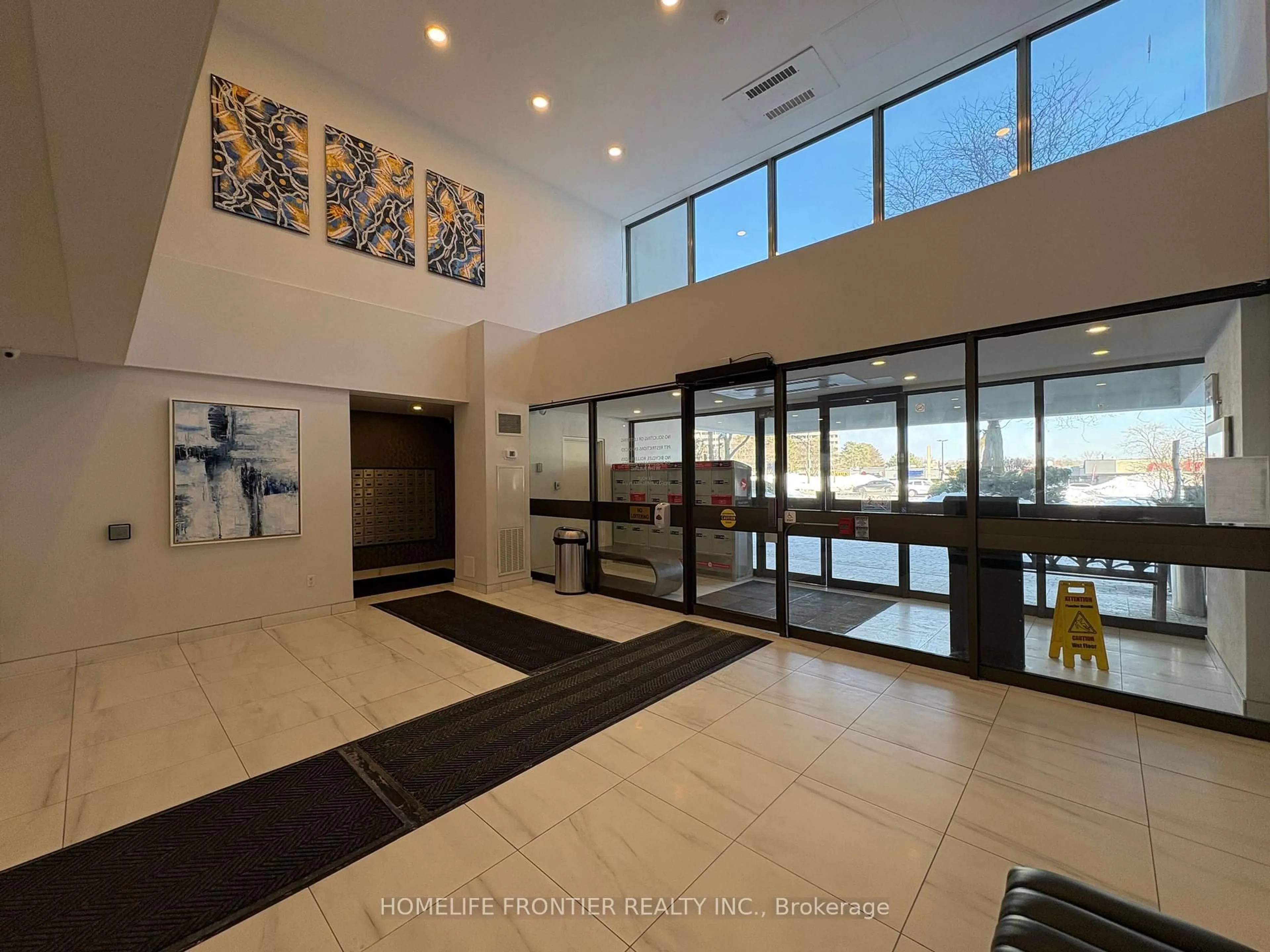 Indoor foyer for 1580 Mississauga Vly Blvd #1906, Mississauga Ontario L5A 3T8