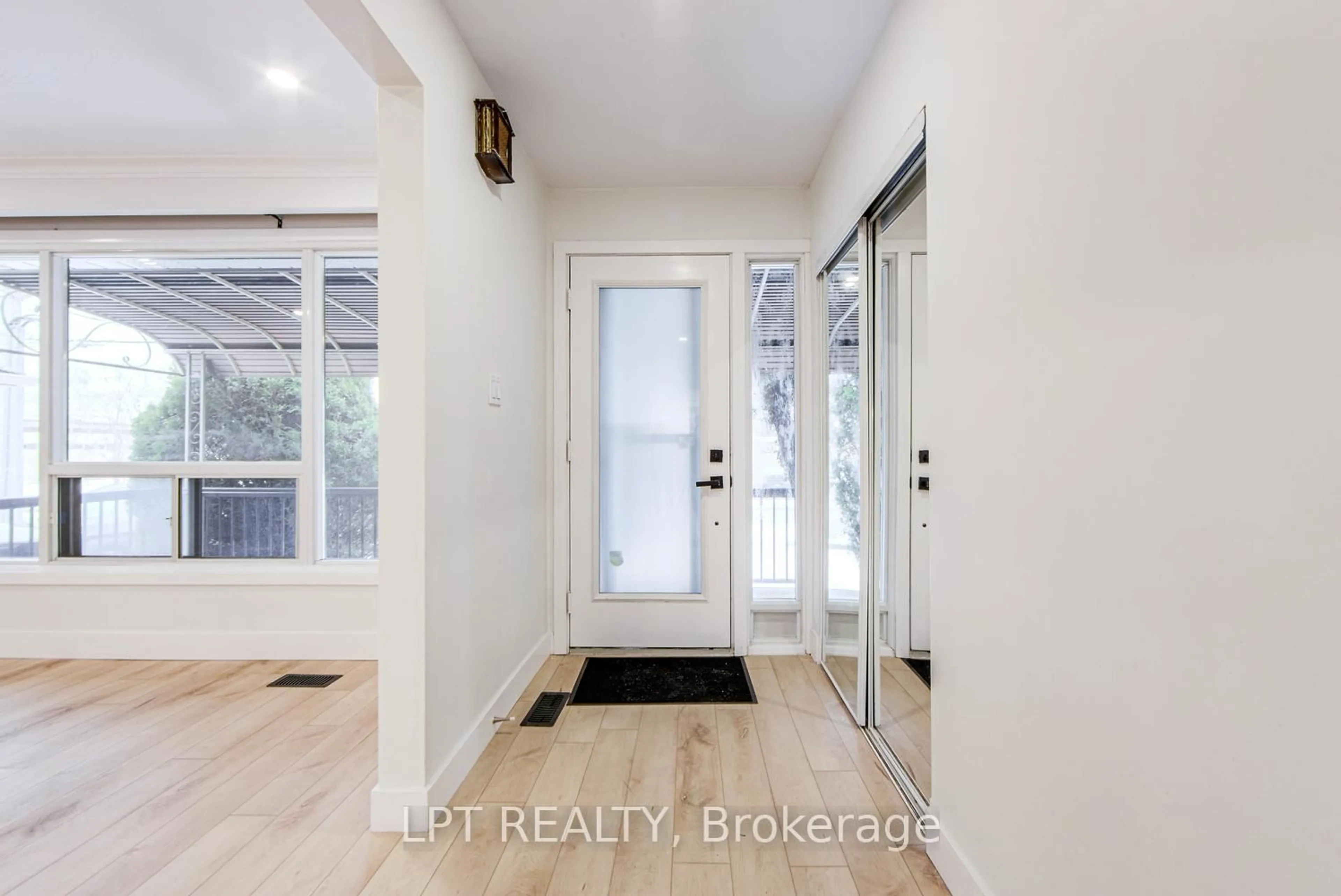 Indoor entryway for 1519 Ogden Ave, Mississauga Ontario L5E 2H9