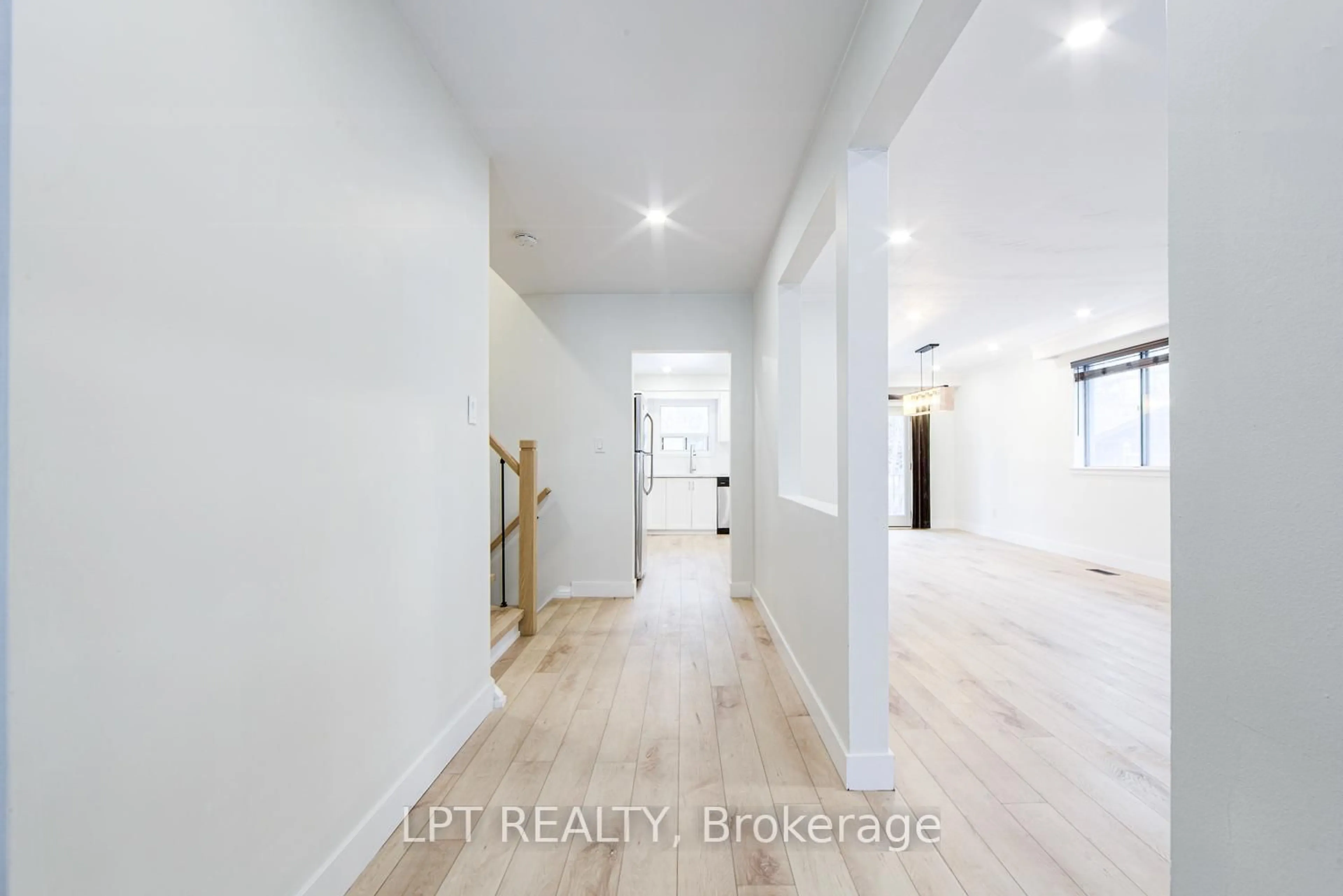 Indoor entryway for 1519 Ogden Ave, Mississauga Ontario L5E 2H9