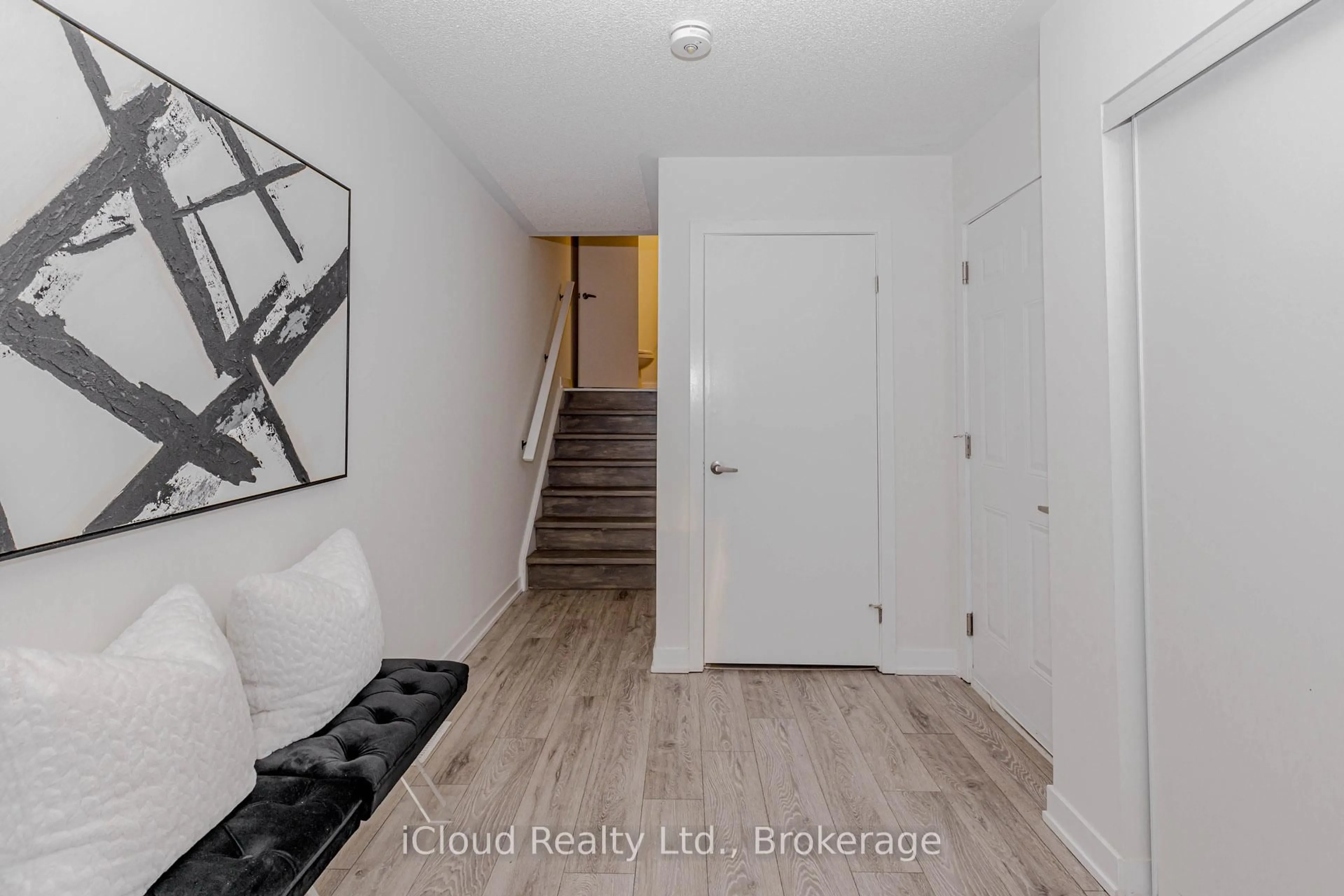 Indoor entryway for 3189 BASTEDO Common #69, Burlington Ontario L7M 0H4