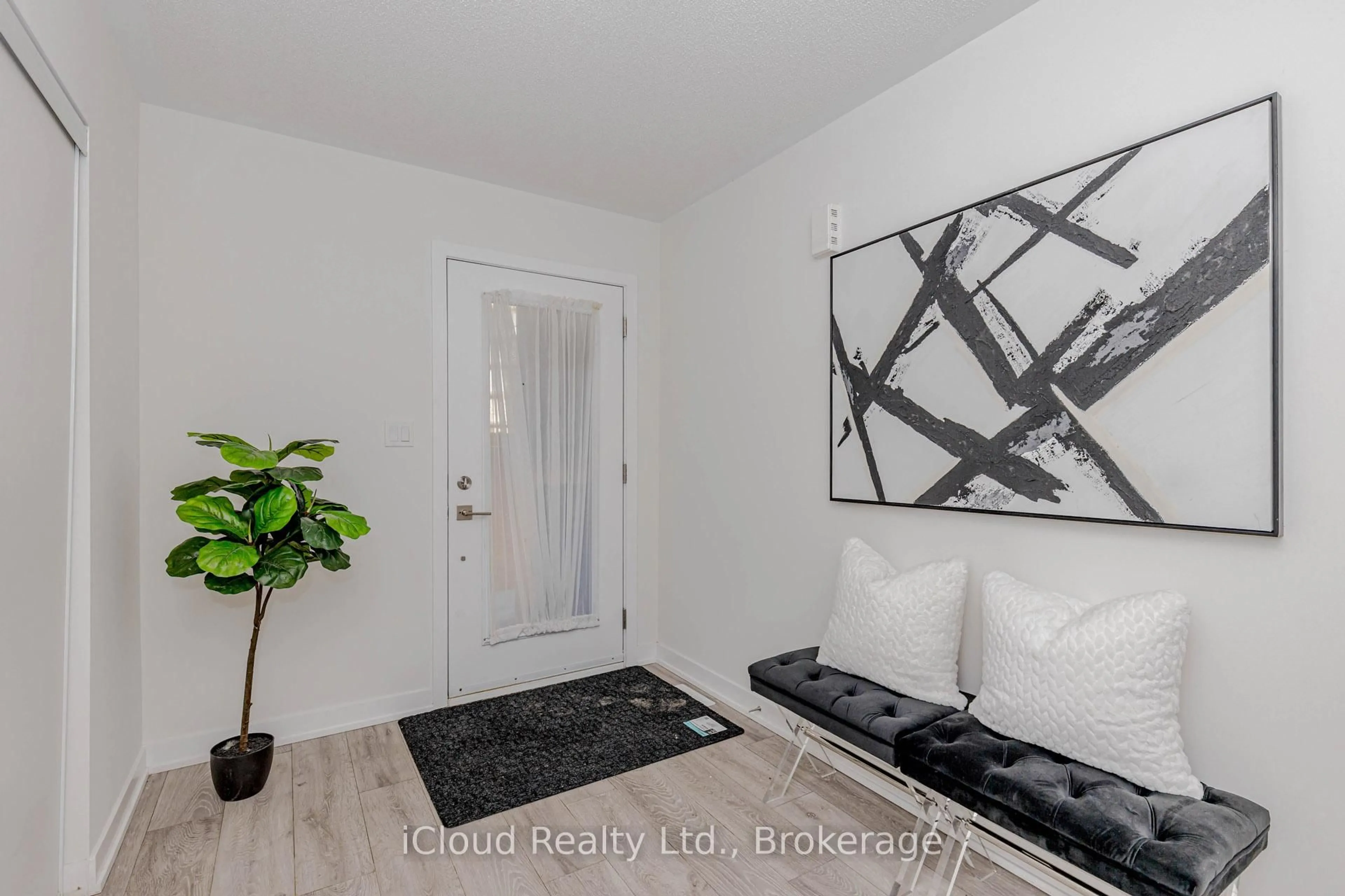 Indoor entryway for 3189 BASTEDO Common #69, Burlington Ontario L7M 0H4