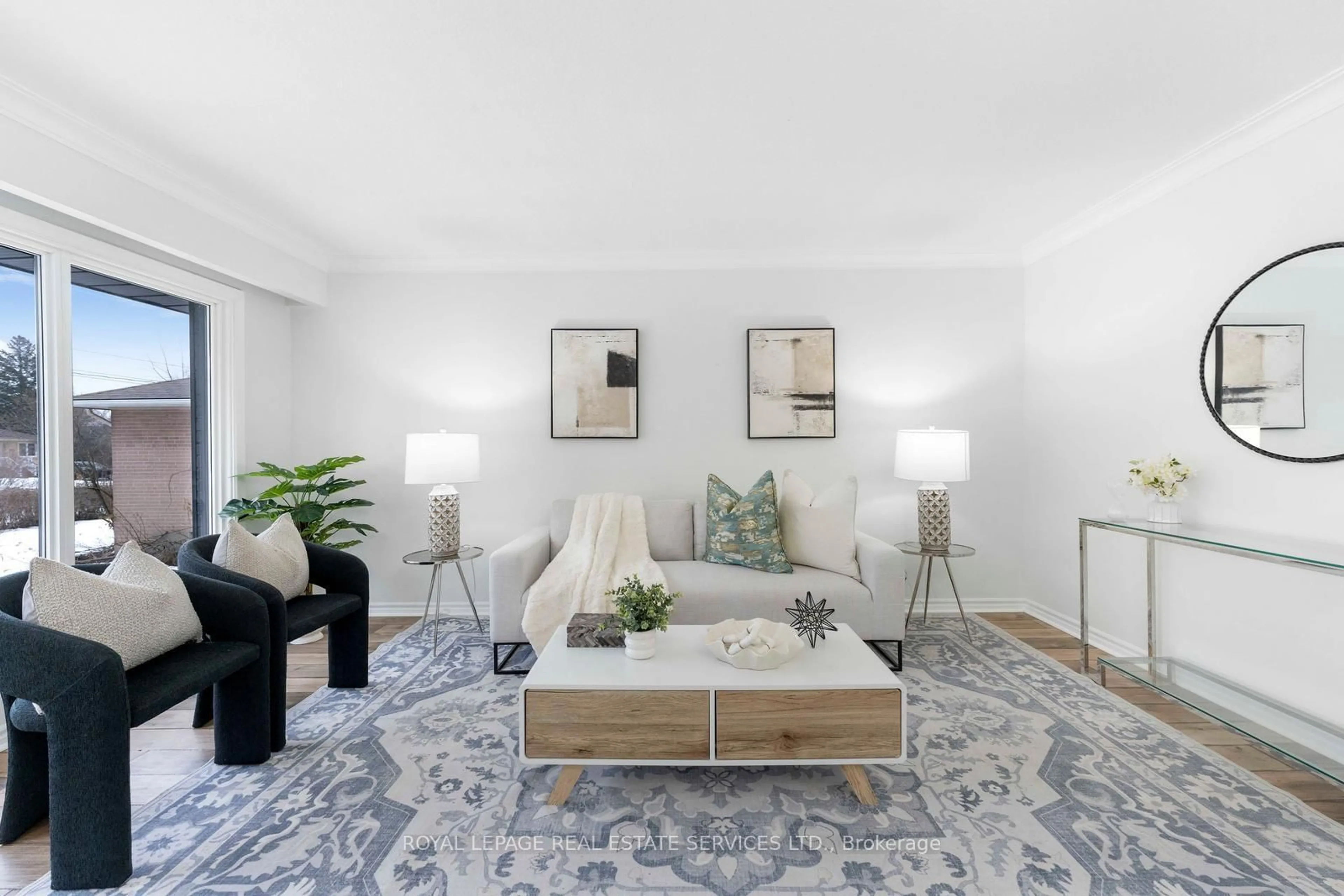 Living room with furniture, unknown for 518 Third Line, Oakville Ontario L6L 4A7