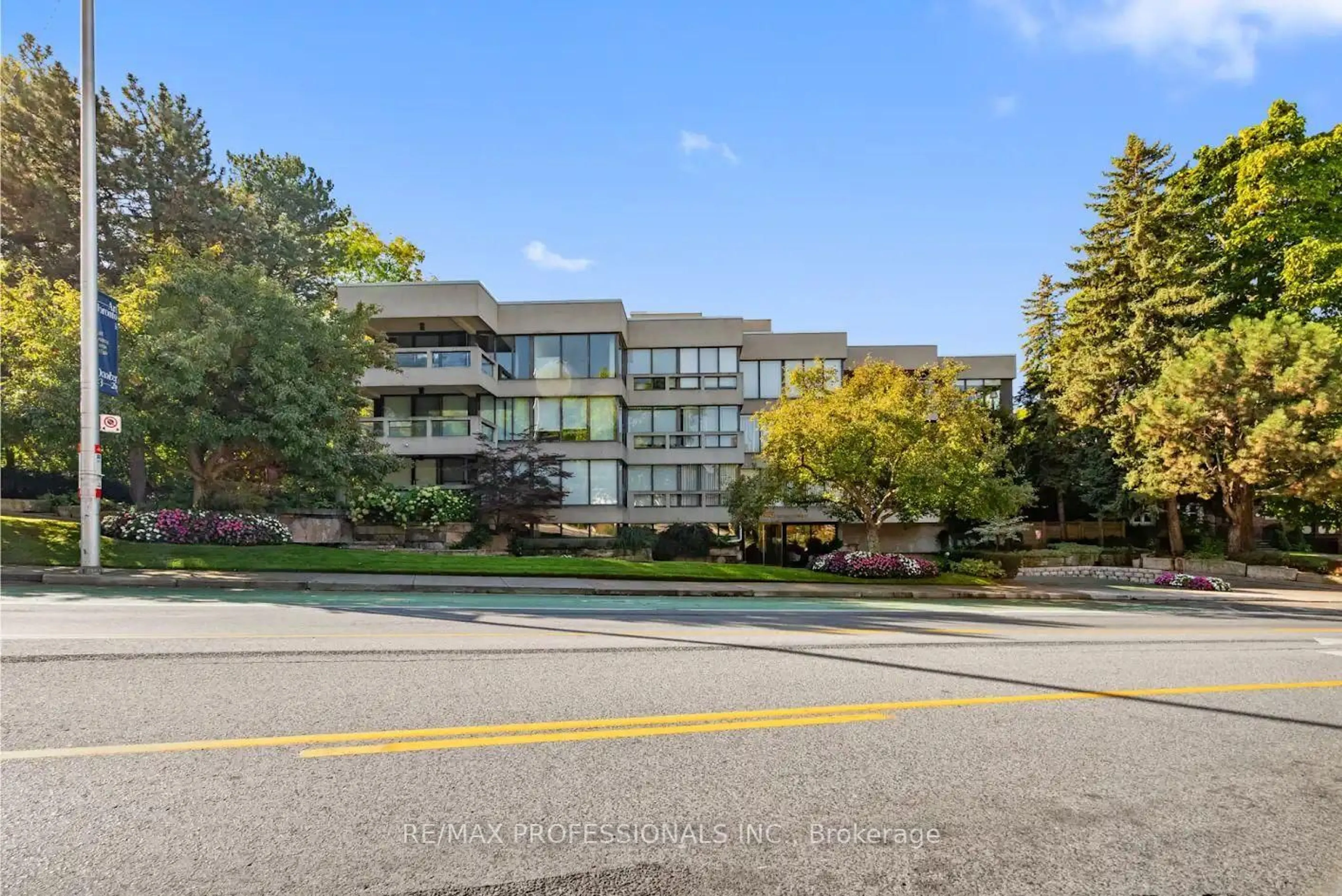 A pic from outside/outdoor area/front of a property/back of a property/a pic from drone, unknown for 2545 Bloor St #404, Toronto Ontario M6S 1S1