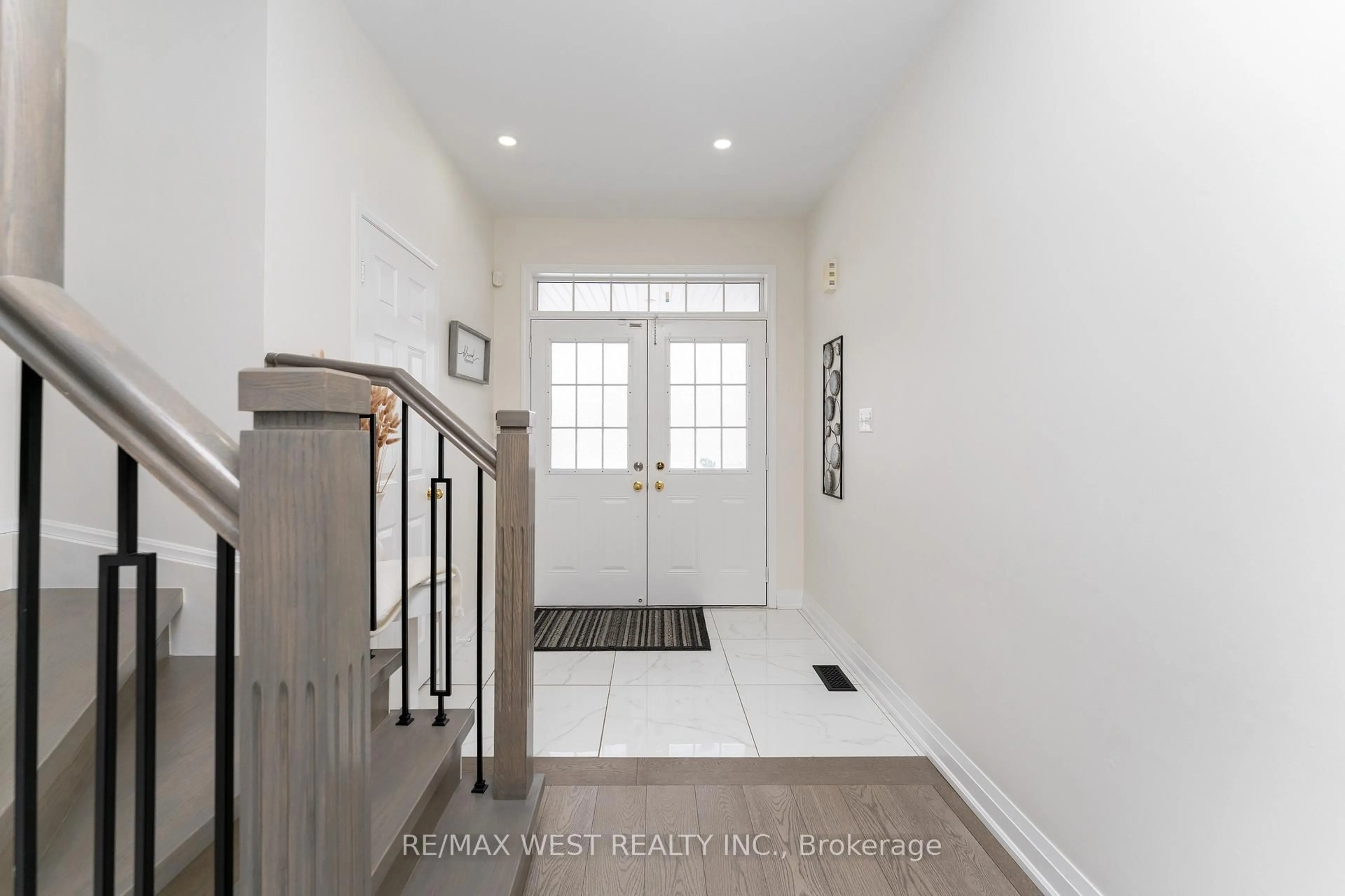 Indoor entryway for 76 Yellow Avens Blvd, Brampton Ontario L6R 0T3