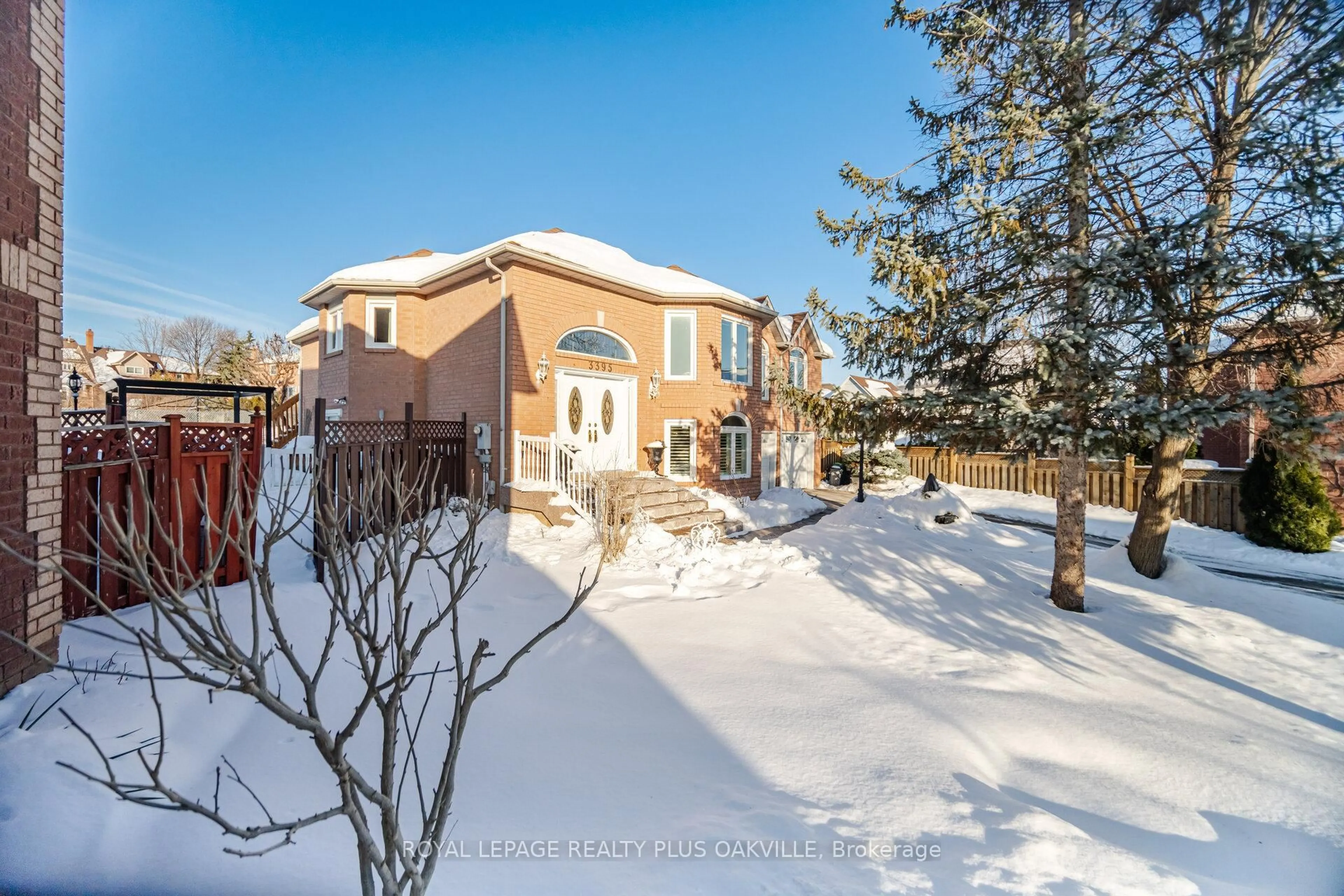A pic from outside/outdoor area/front of a property/back of a property/a pic from drone, street for 3395 Trelawny Circ, Mississauga Ontario L5N 6N6