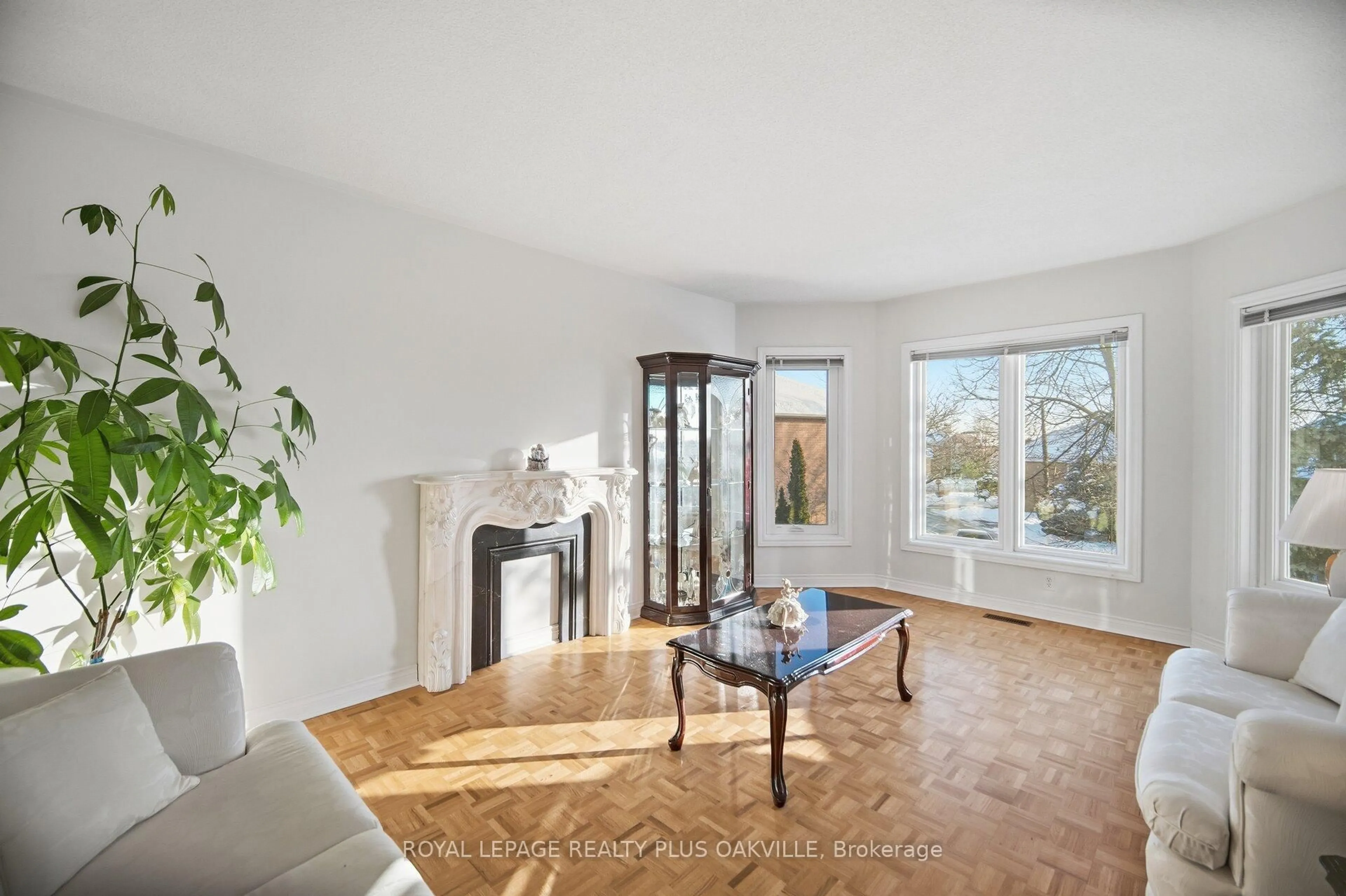 Living room with furniture, unknown for 3395 Trelawny Circ, Mississauga Ontario L5N 6N6