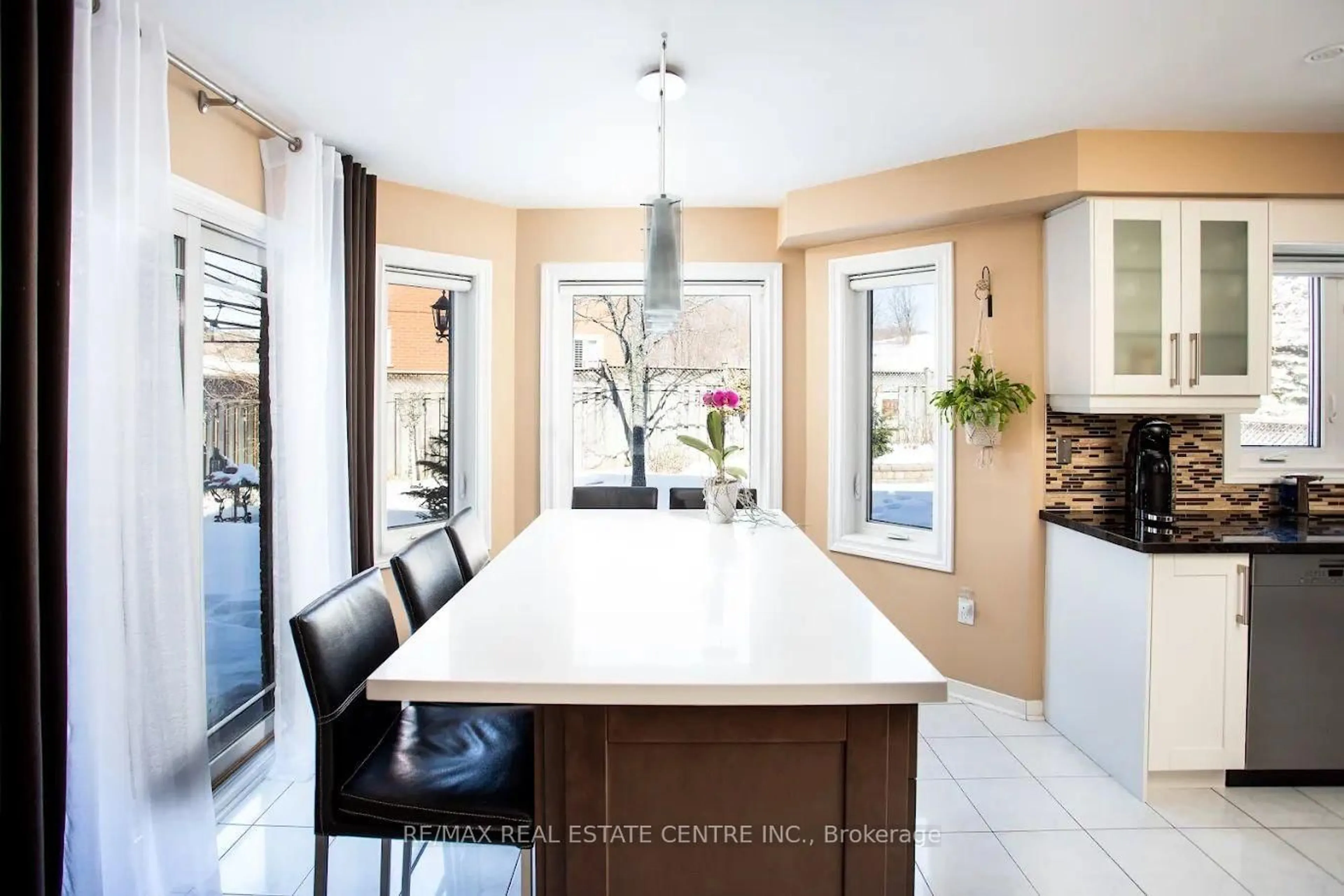 Open concept kitchen, ceramic/tile floor for 5525 Middleport Cres, Mississauga Ontario L4Z 3S5