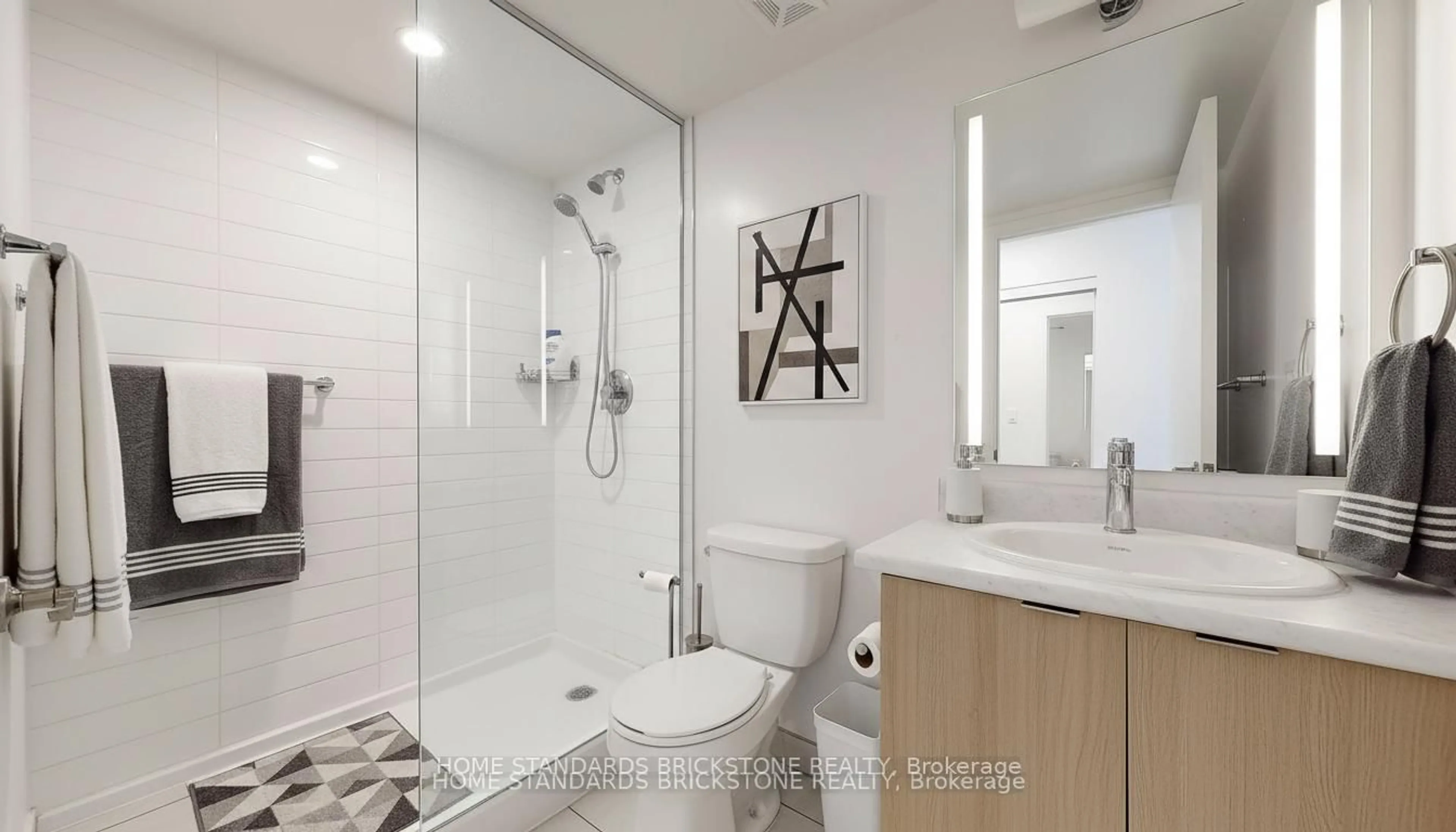 Standard bathroom, unknown for 90 canon jackson Dr #H212, Toronto Ontario M6M 0C1