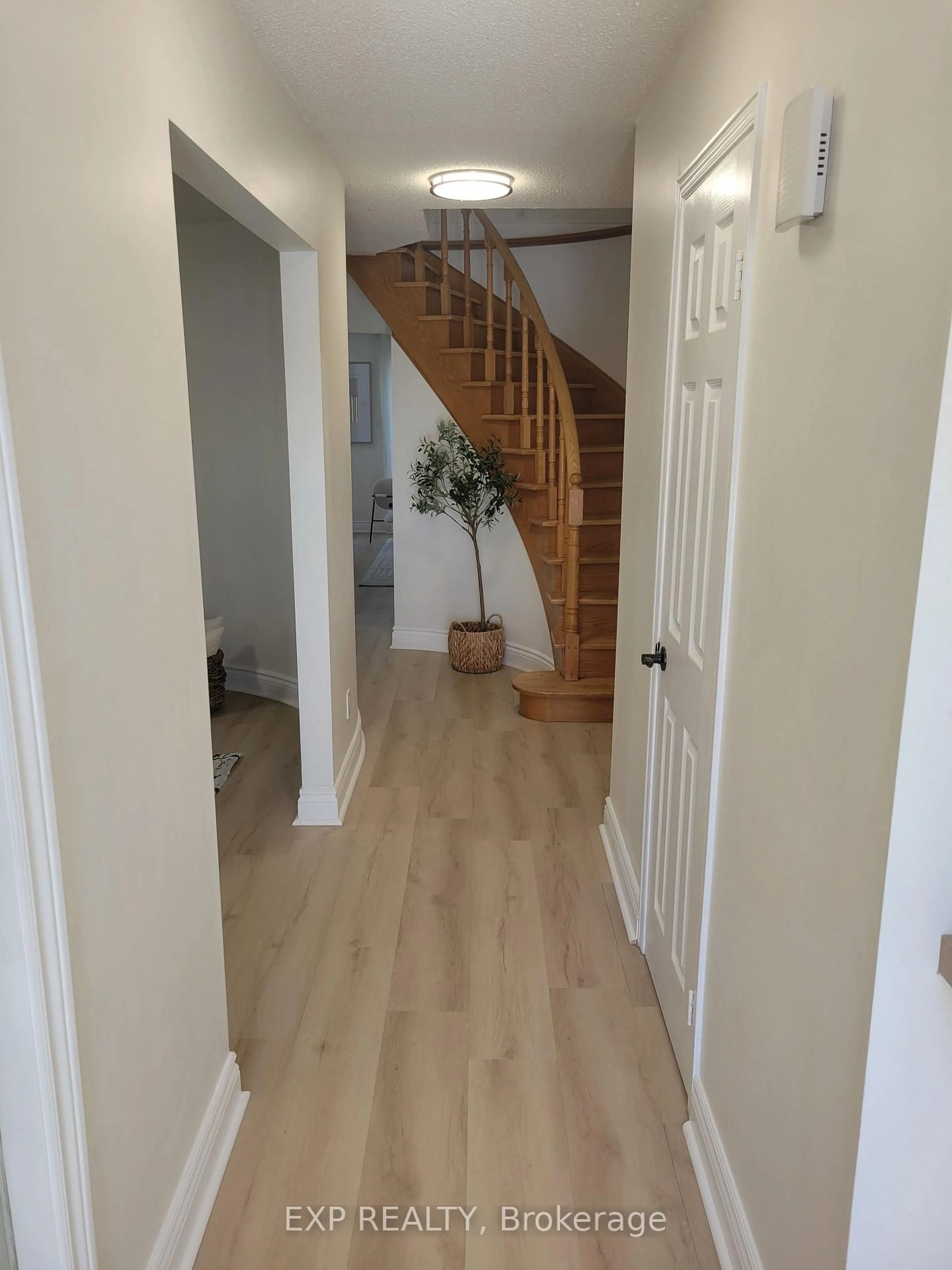 Indoor foyer for 1104 Sawgrass Cres, Mississauga Ontario L5C 3V4
