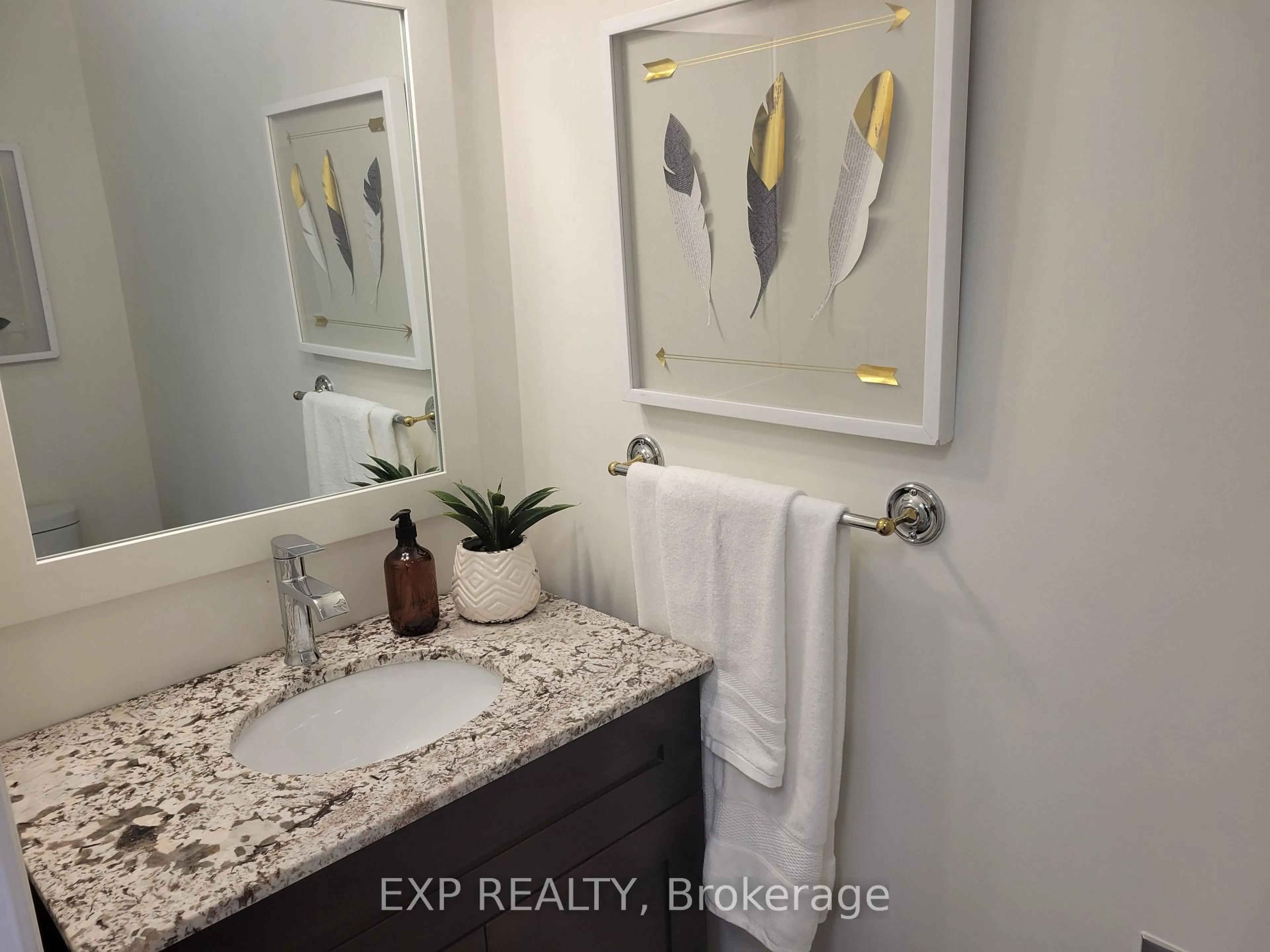 Contemporary bathroom, ceramic/tile floor for 1104 Sawgrass Cres, Mississauga Ontario L5C 3V4