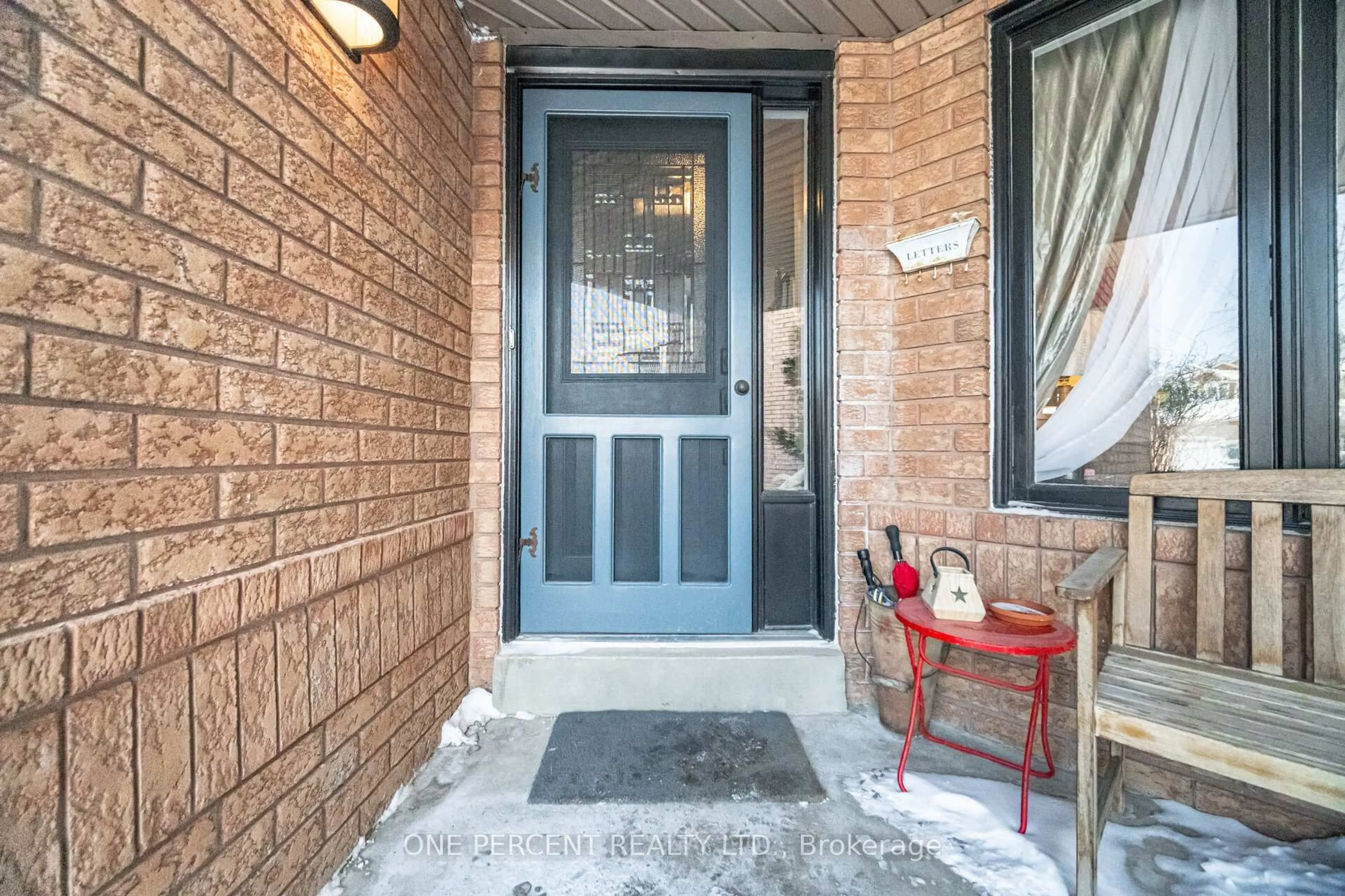 Indoor entryway for 3952 Honey Locust Tr, Mississauga Ontario L5N 6X4