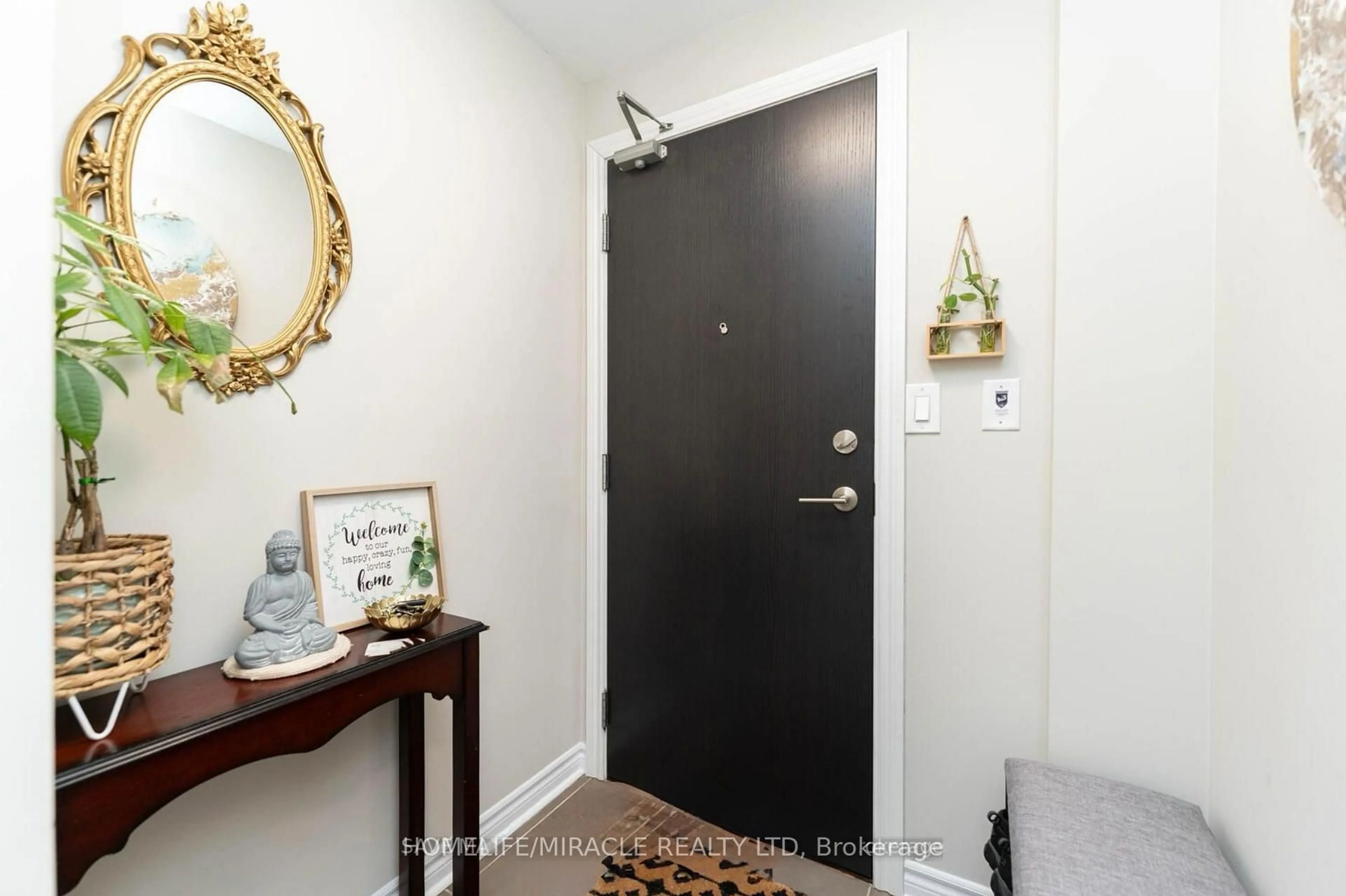 Indoor entryway for 3504 Hurontario St #1702, Mississauga Ontario L5B 0B9