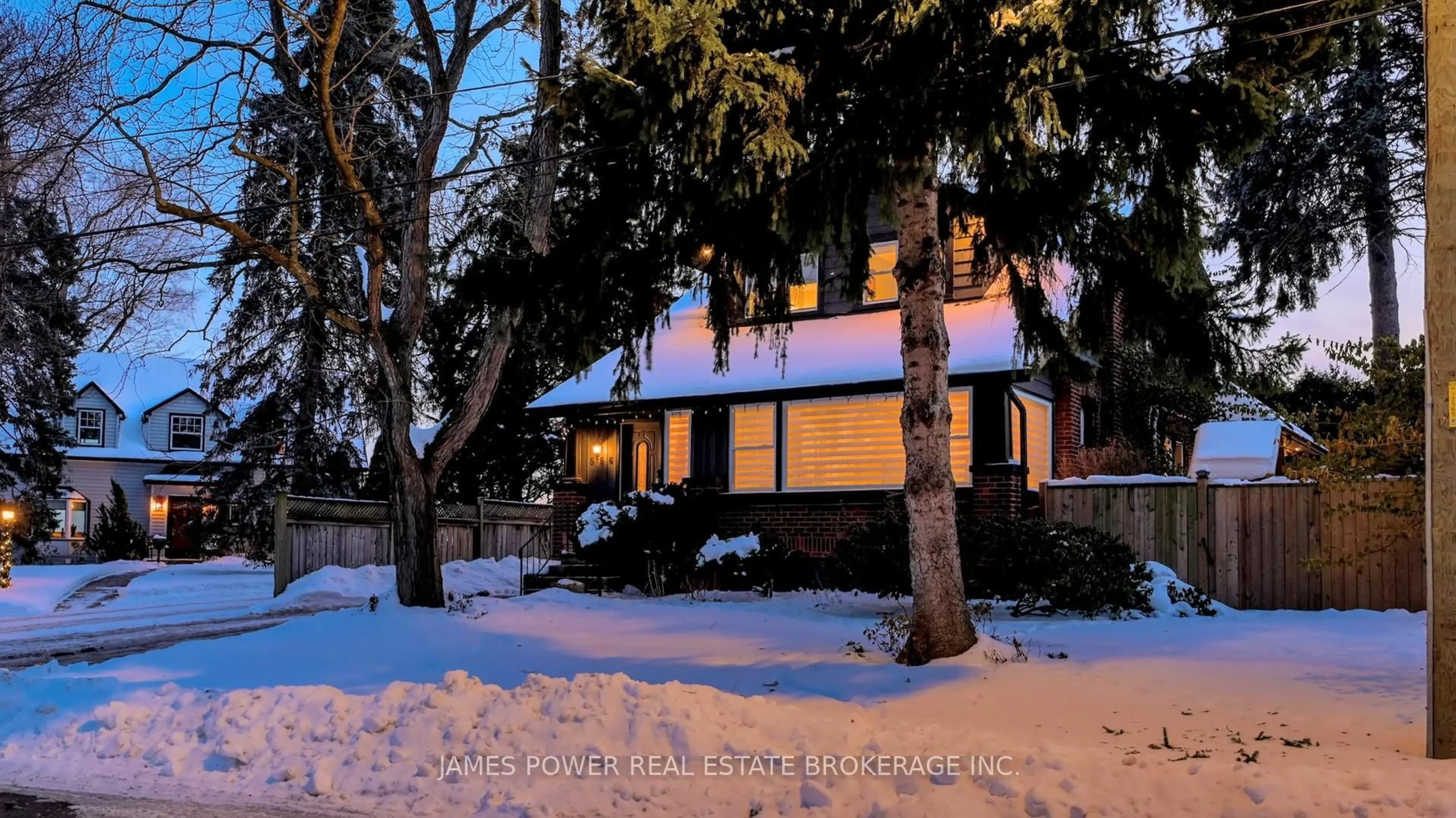 A pic from outside/outdoor area/front of a property/back of a property/a pic from drone, street for 556 Stillwater Cres, Burlington Ontario L7T 3M7