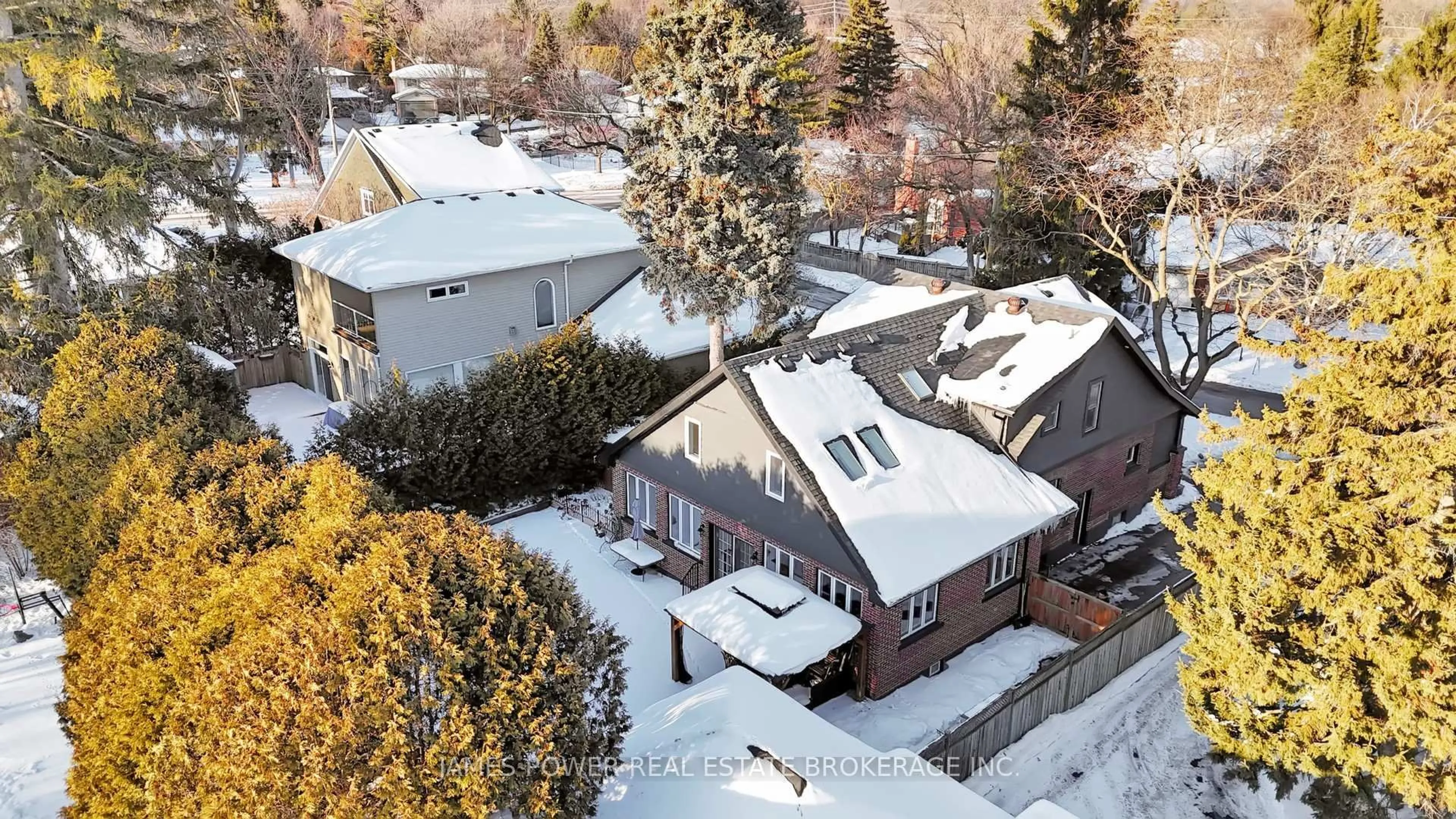 A pic from outside/outdoor area/front of a property/back of a property/a pic from drone, unknown for 556 Stillwater Cres, Burlington Ontario L7T 3M7