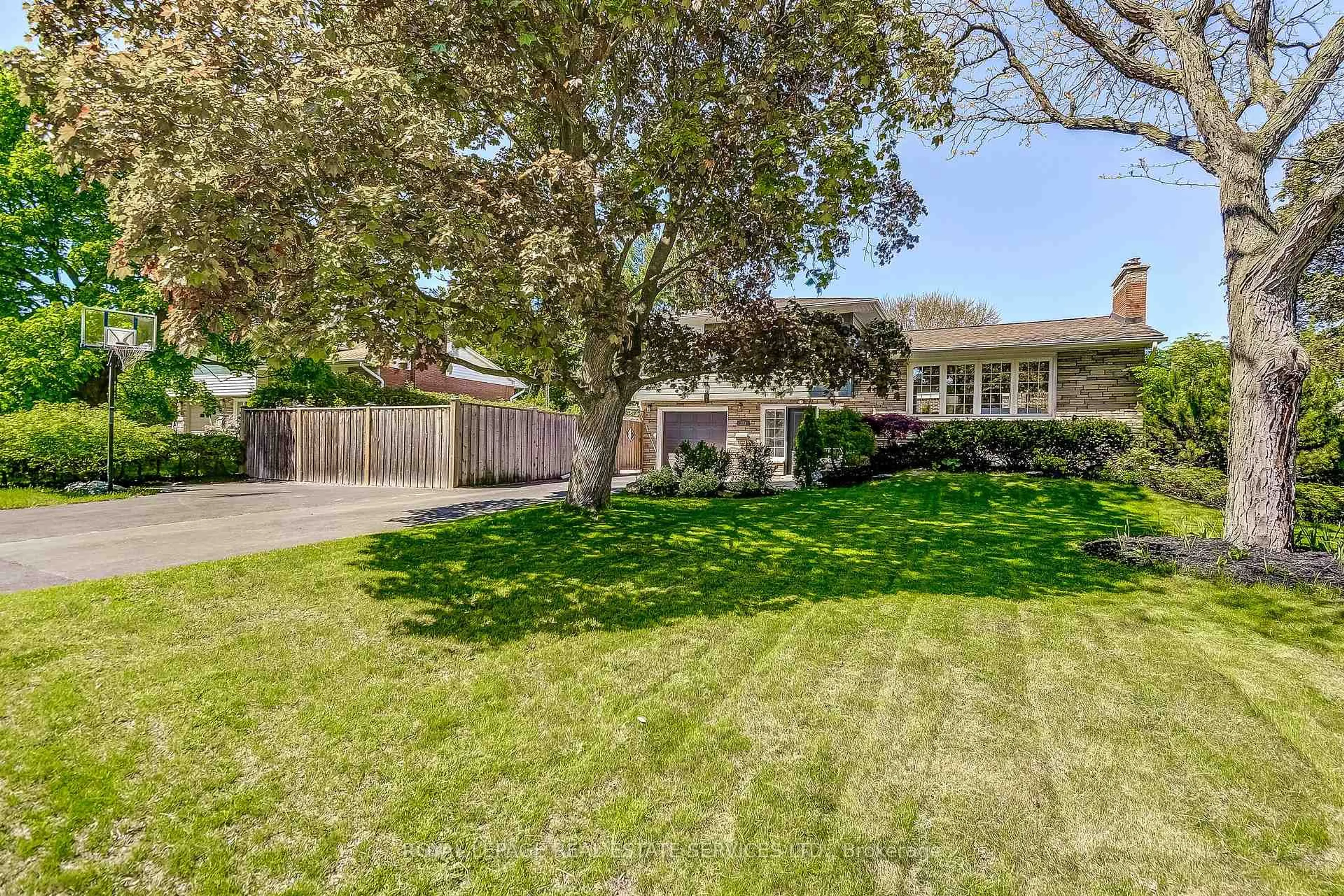 A pic from outside/outdoor area/front of a property/back of a property/a pic from drone, street for 351 Strathcona Dr, Burlington Ontario L7L 2E4