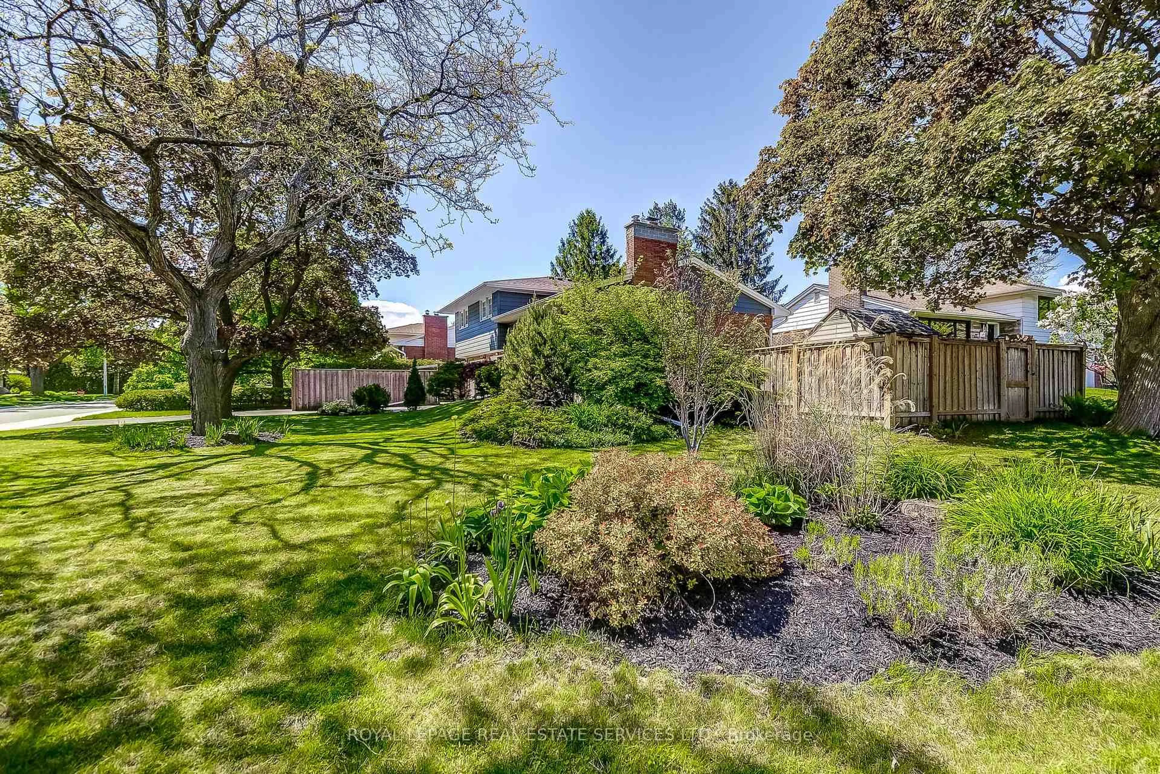 A pic from outside/outdoor area/front of a property/back of a property/a pic from drone, street for 351 Strathcona Dr, Burlington Ontario L7L 2E4