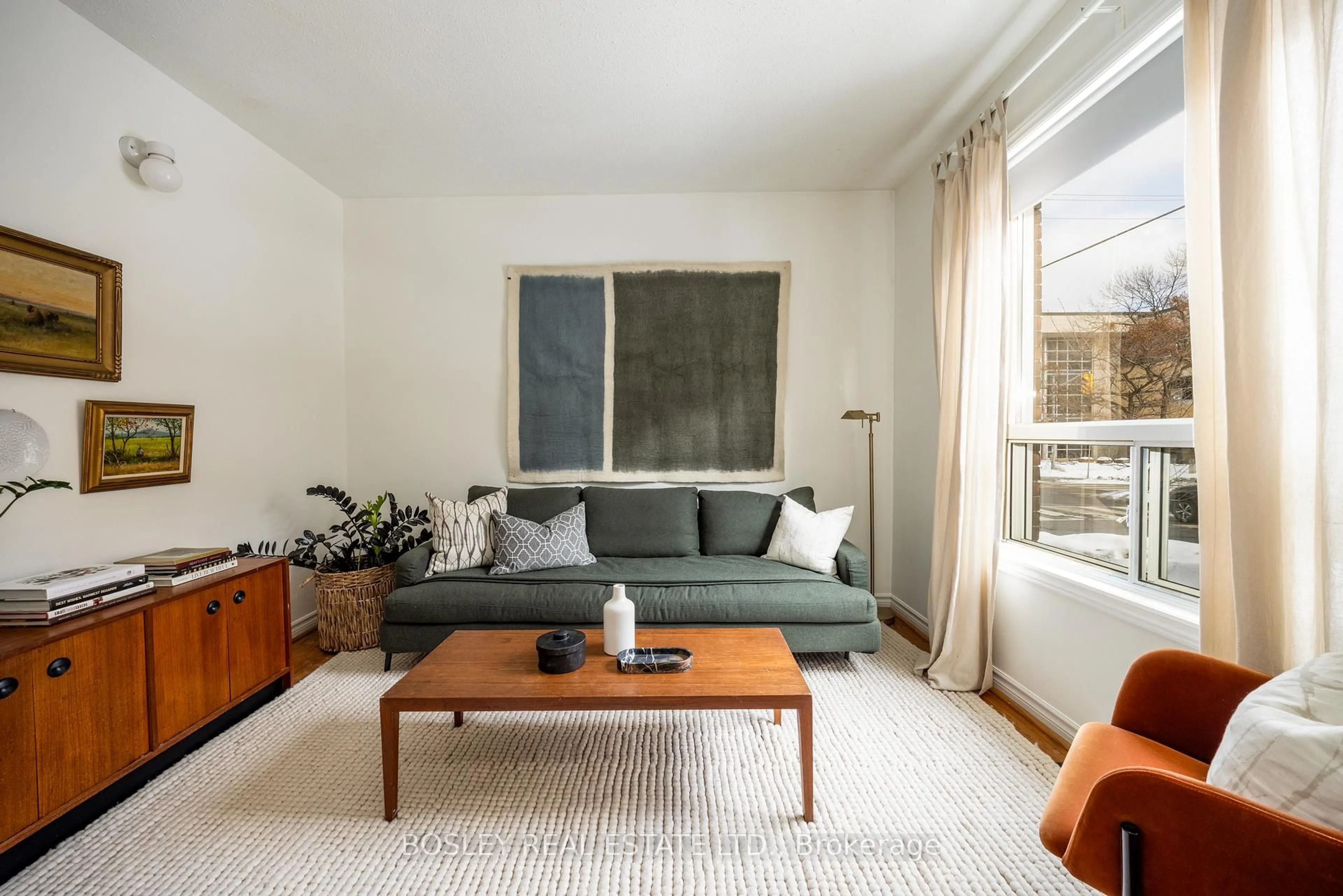 Living room with furniture, unknown for 54 Lansdowne Ave, Toronto Ontario M6K 2V8