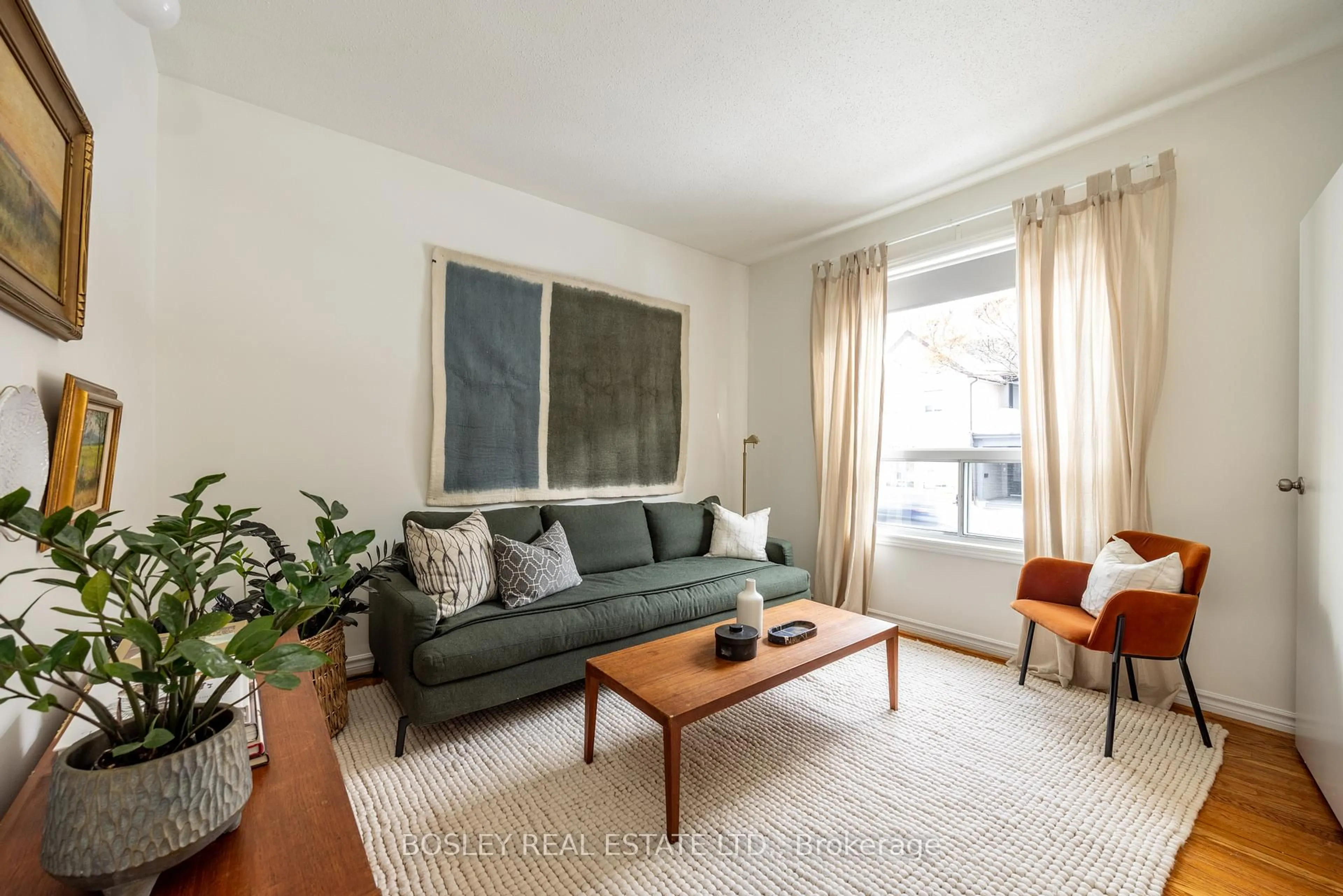 Living room with furniture, unknown for 54 Lansdowne Ave, Toronto Ontario M6K 2V8