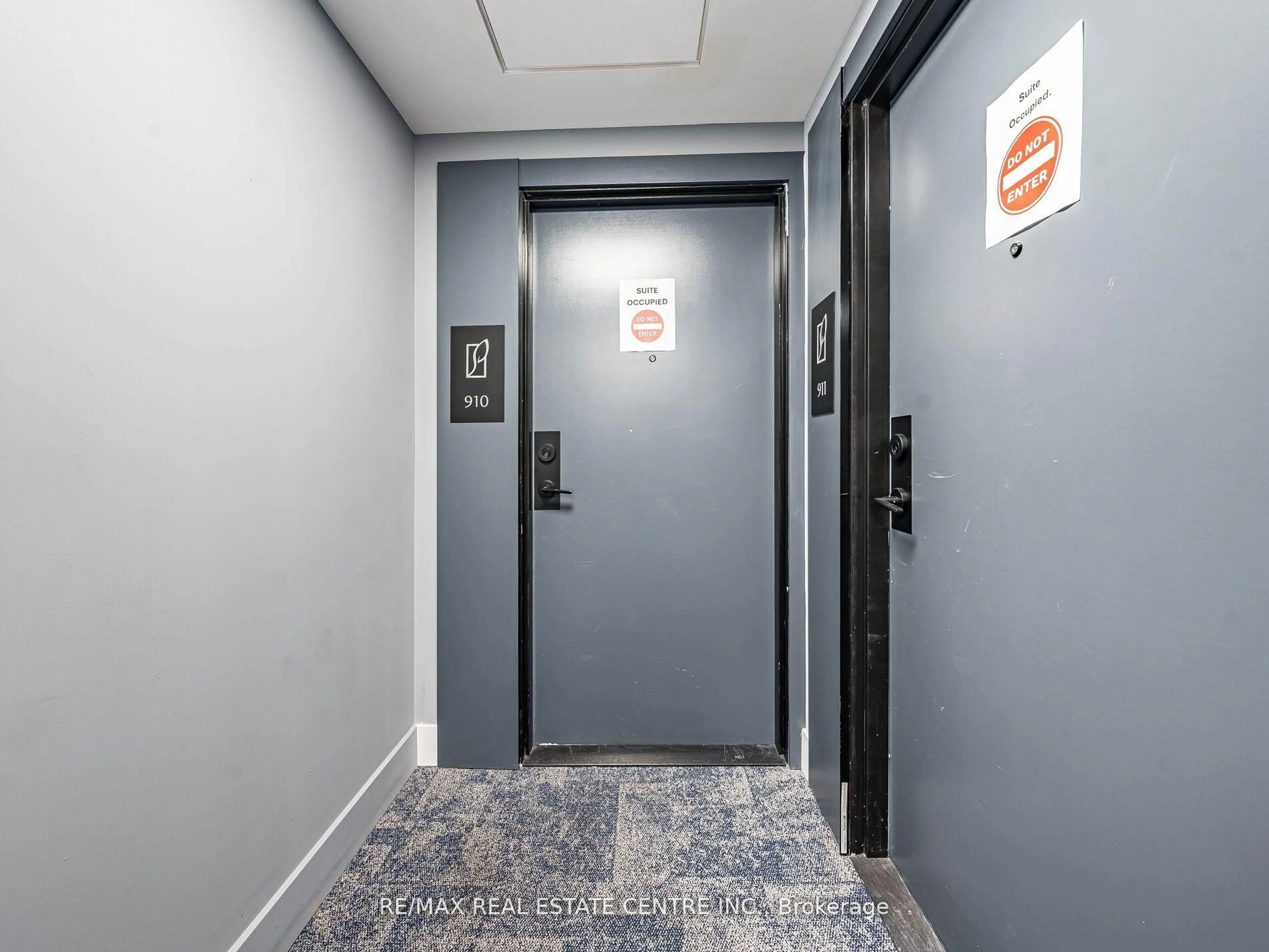 Indoor foyer for 4130 Parkside Village Dr, Mississauga Ontario L5M 0X8