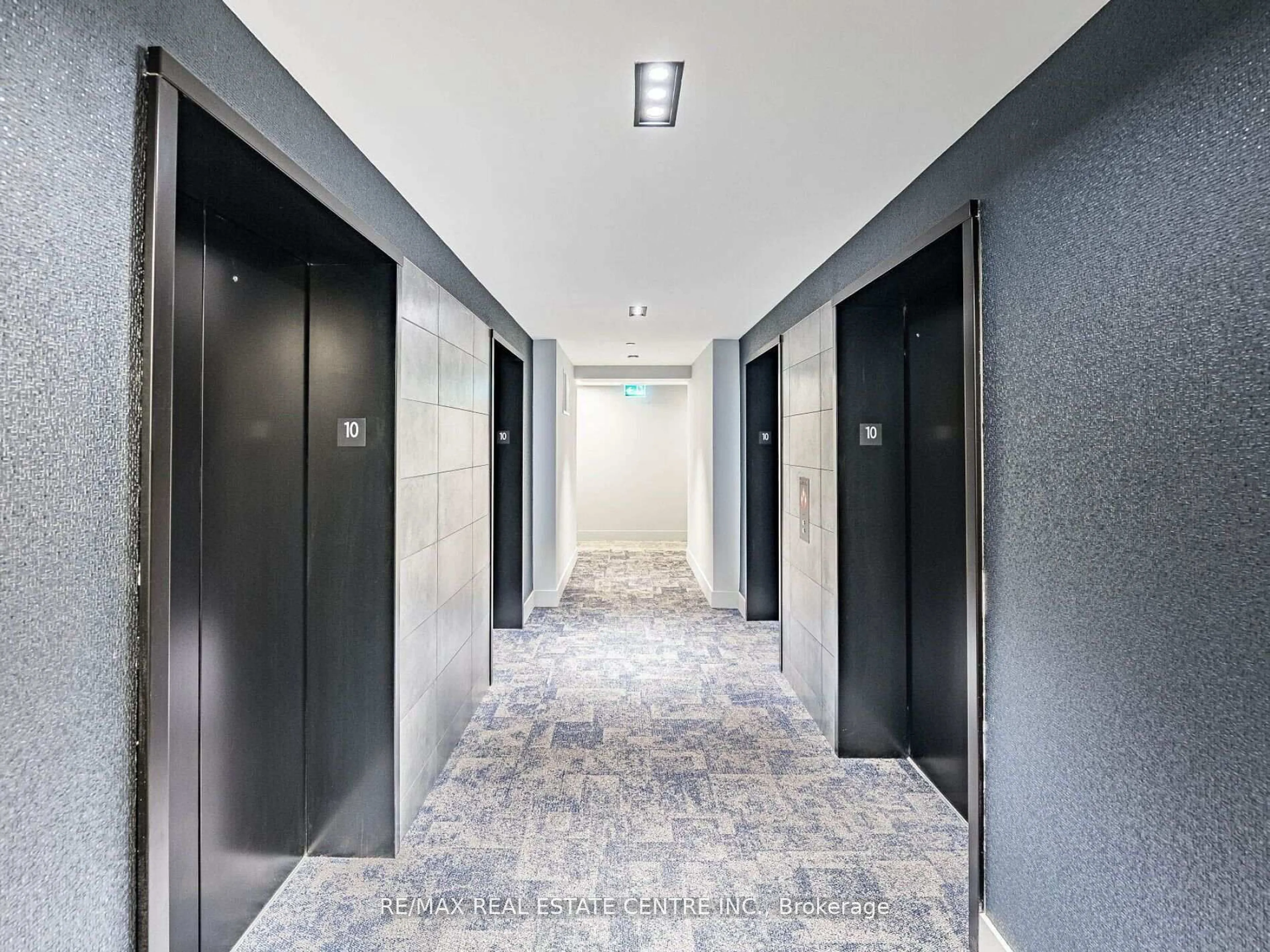 Indoor foyer for 4130 Parkside Village Dr, Mississauga Ontario L5M 0X8