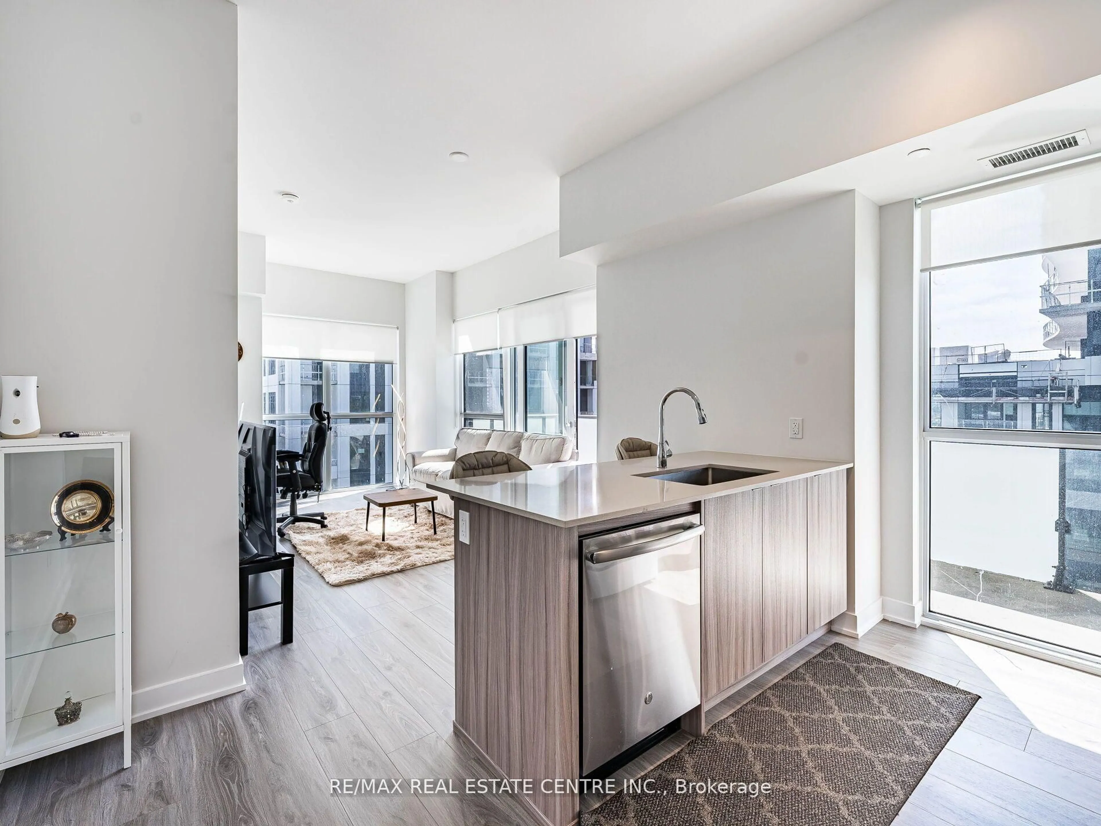 Open concept kitchen, unknown for 4130 Parkside Village Dr, Mississauga Ontario L5M 0X8