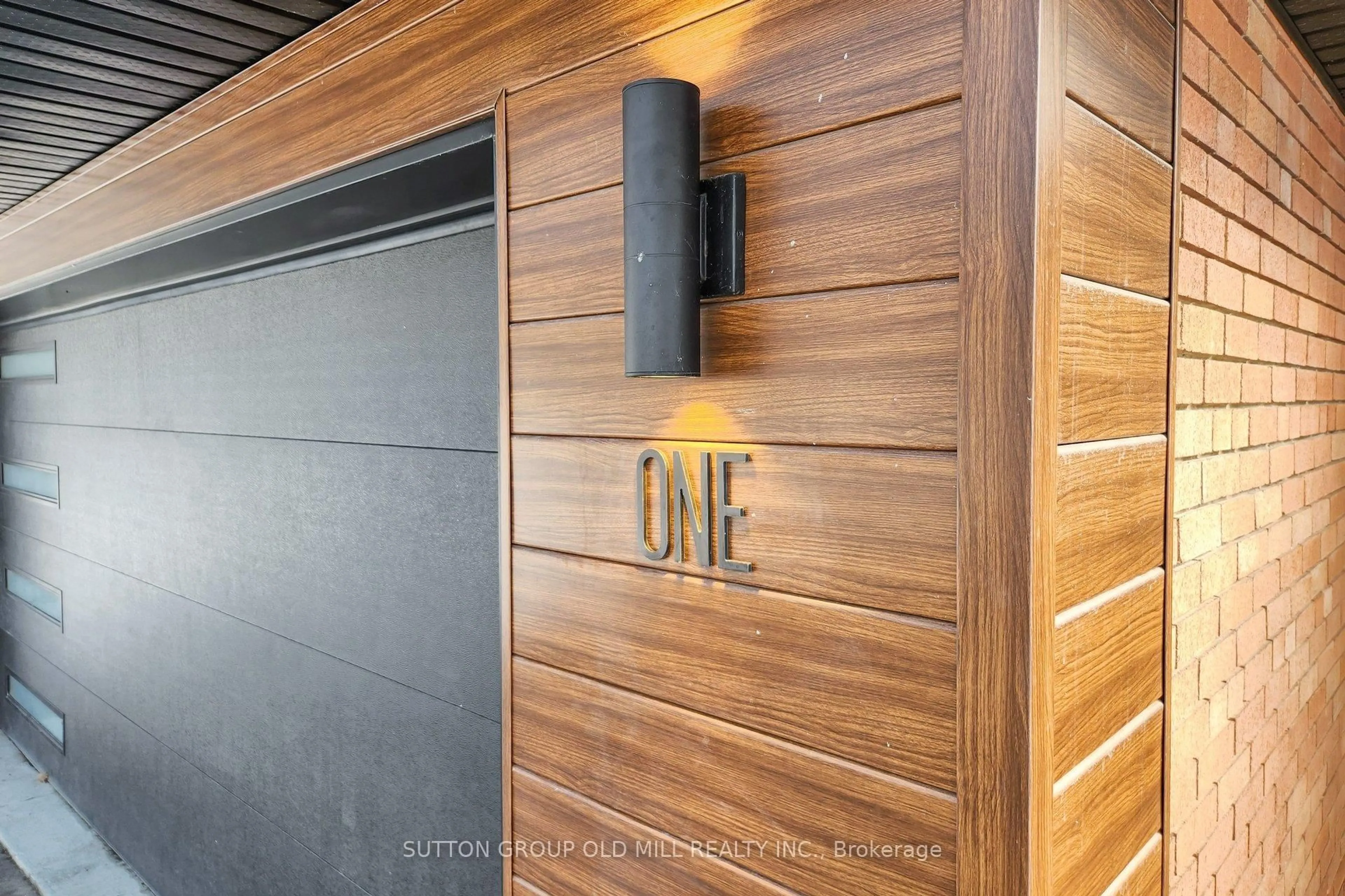 Indoor entryway for 1 Farningham Cres, Toronto Ontario M9B 3B4