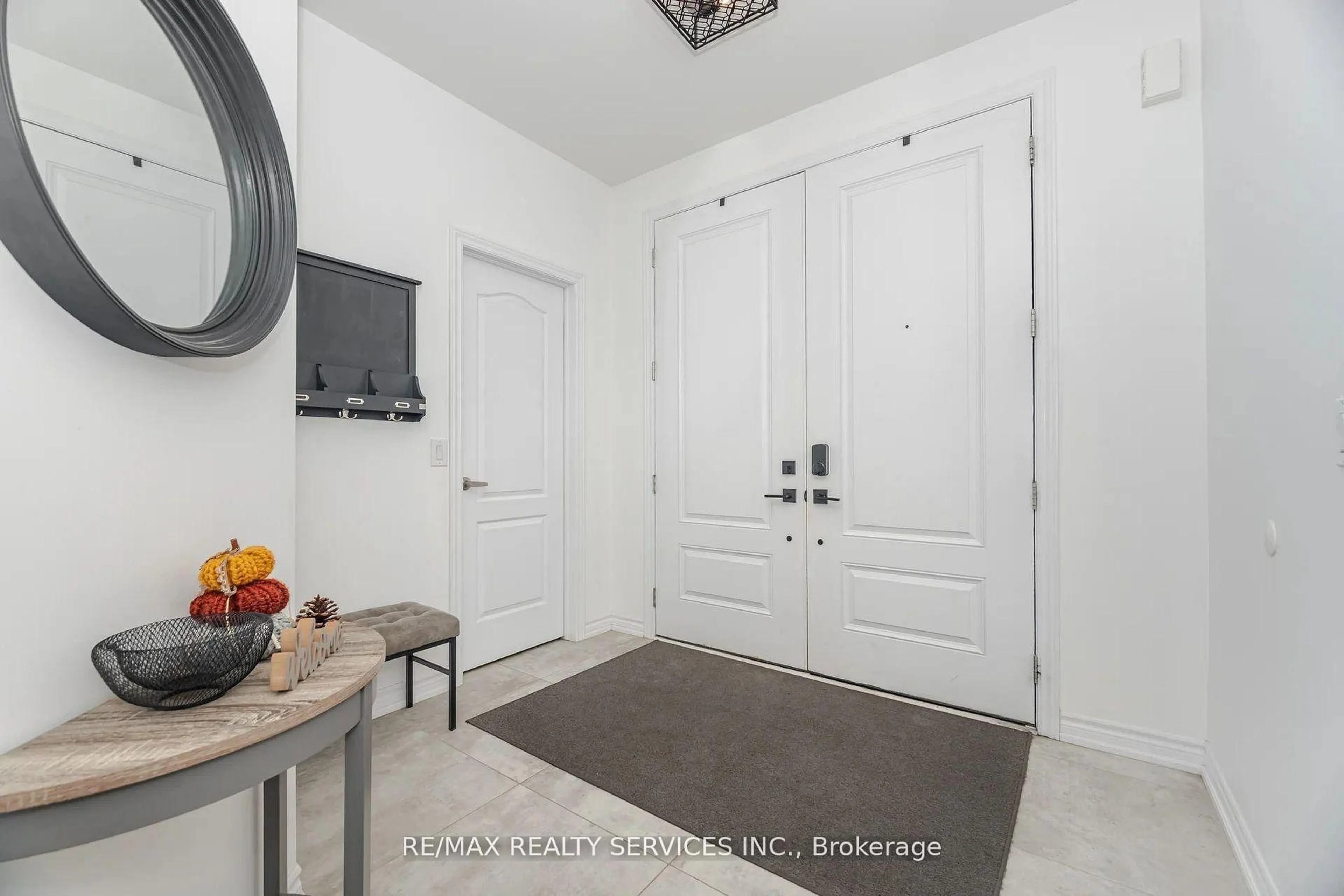 Indoor entryway for 112 Newhouse Blvd, Caledon Ontario L7C 4E1