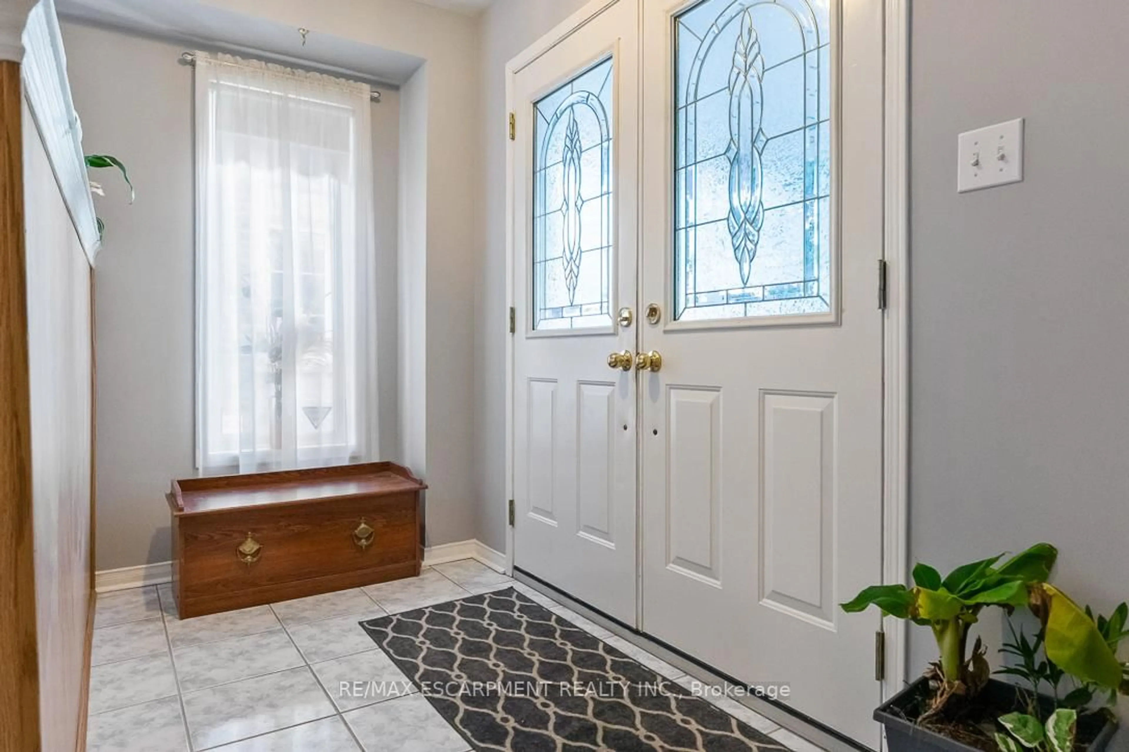 Indoor entryway for 270 Cresthaven Rd, Brampton Ontario L7A 1K8