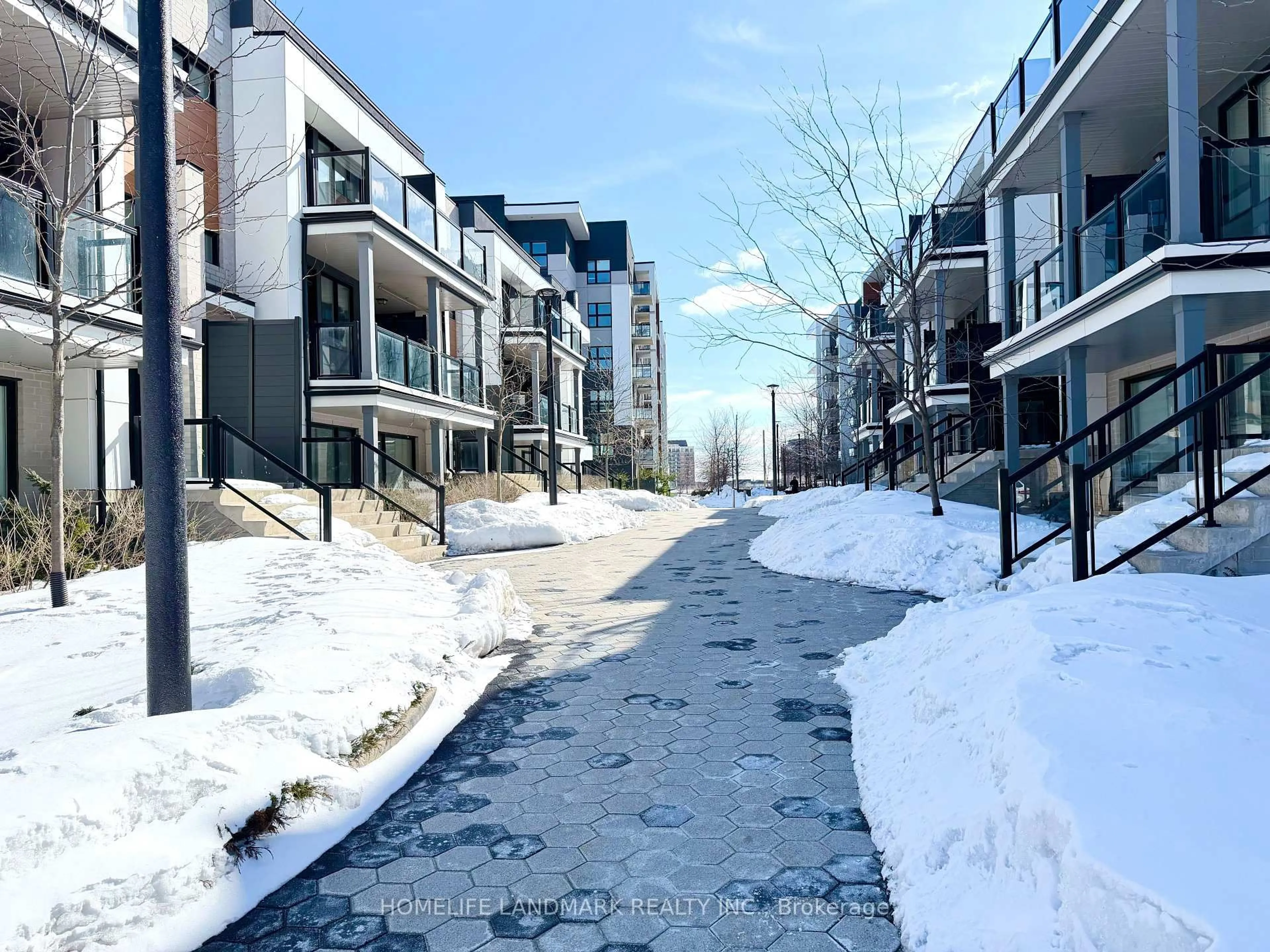 A pic from outside/outdoor area/front of a property/back of a property/a pic from drone, street for 92 Huguenot Rd #5, Oakville Ontario L6H 0X4