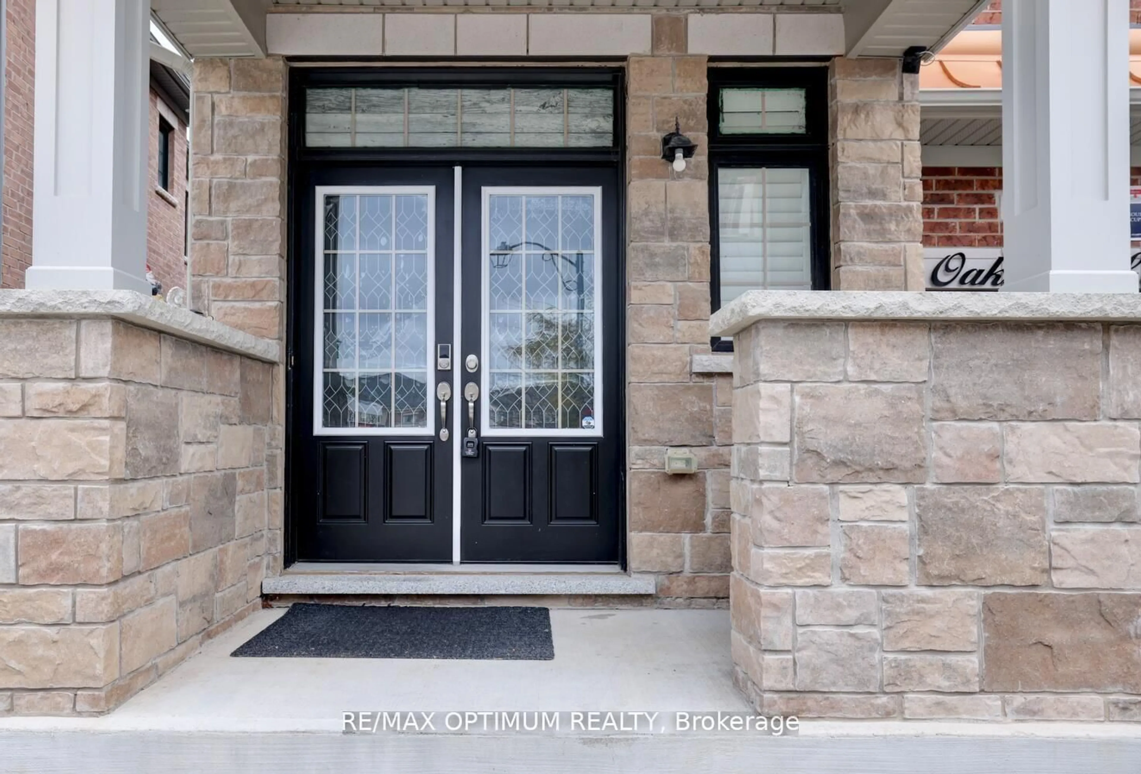 Indoor entryway for 42 OAKMORE Lane, Brampton Ontario L6Y 6H5