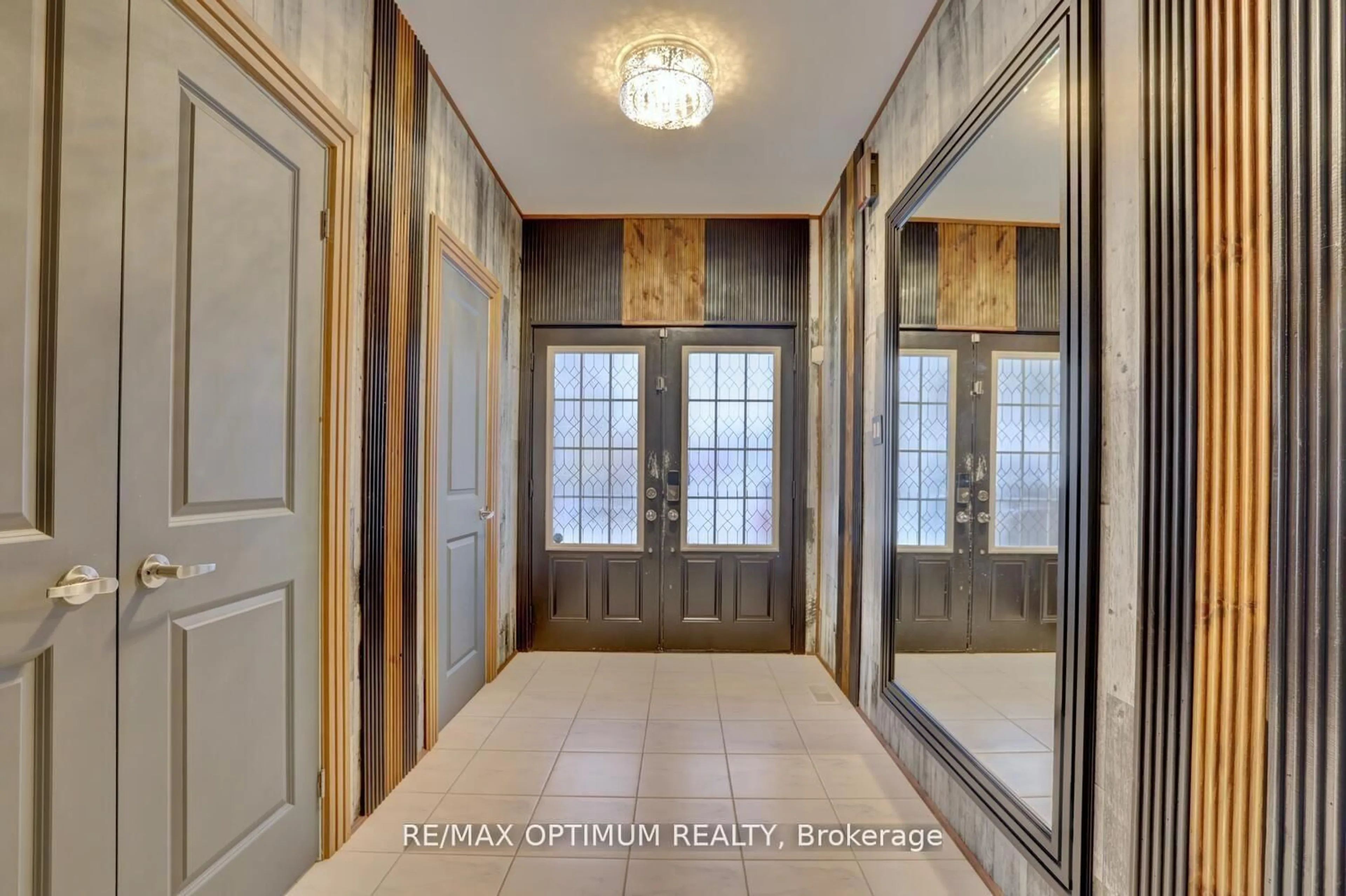 Indoor entryway for 42 OAKMORE Lane, Brampton Ontario L6Y 6H5
