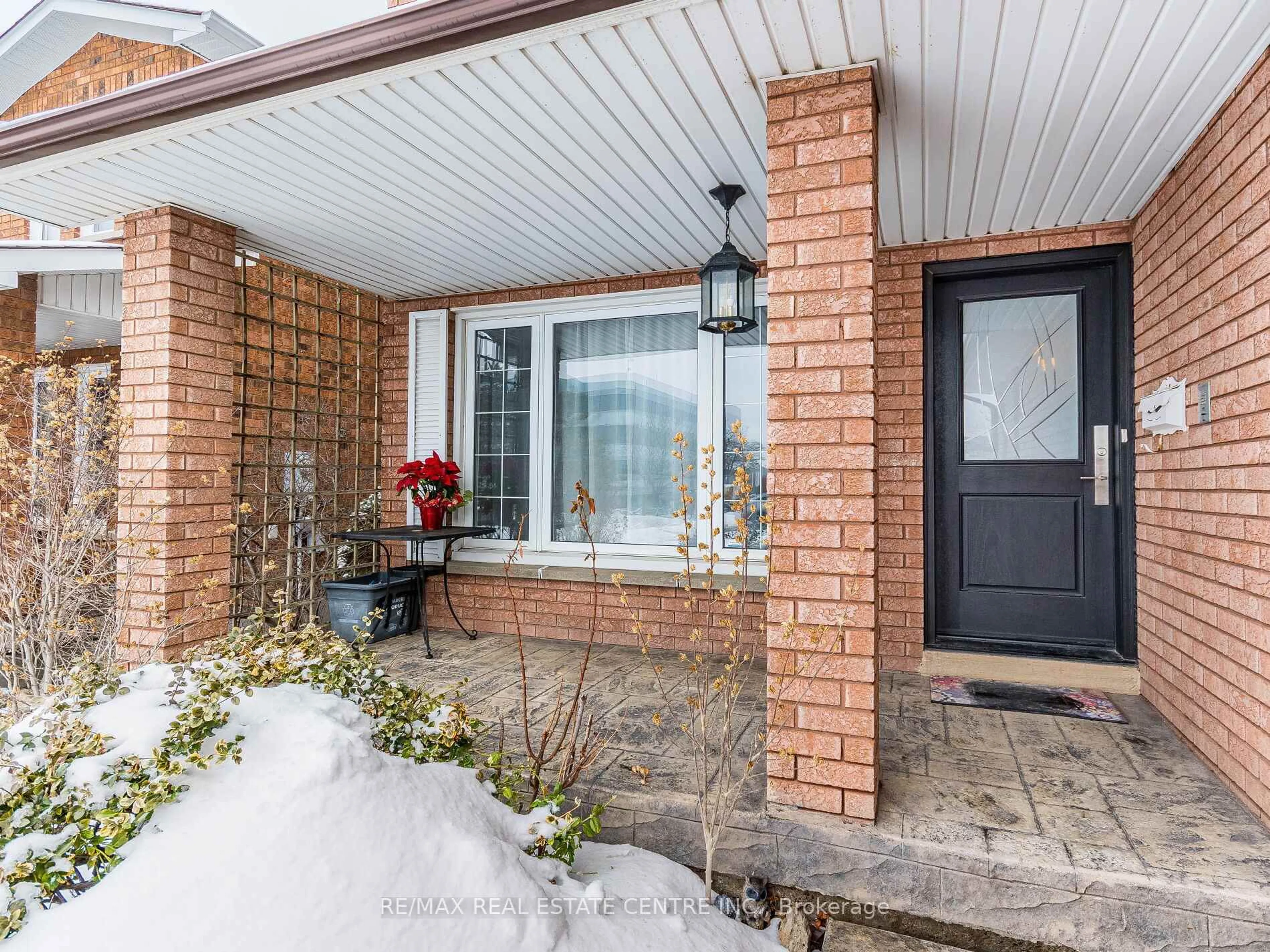 Indoor entryway for 9 Turtlecreek Blvd, Brampton Ontario L6W 3Y4