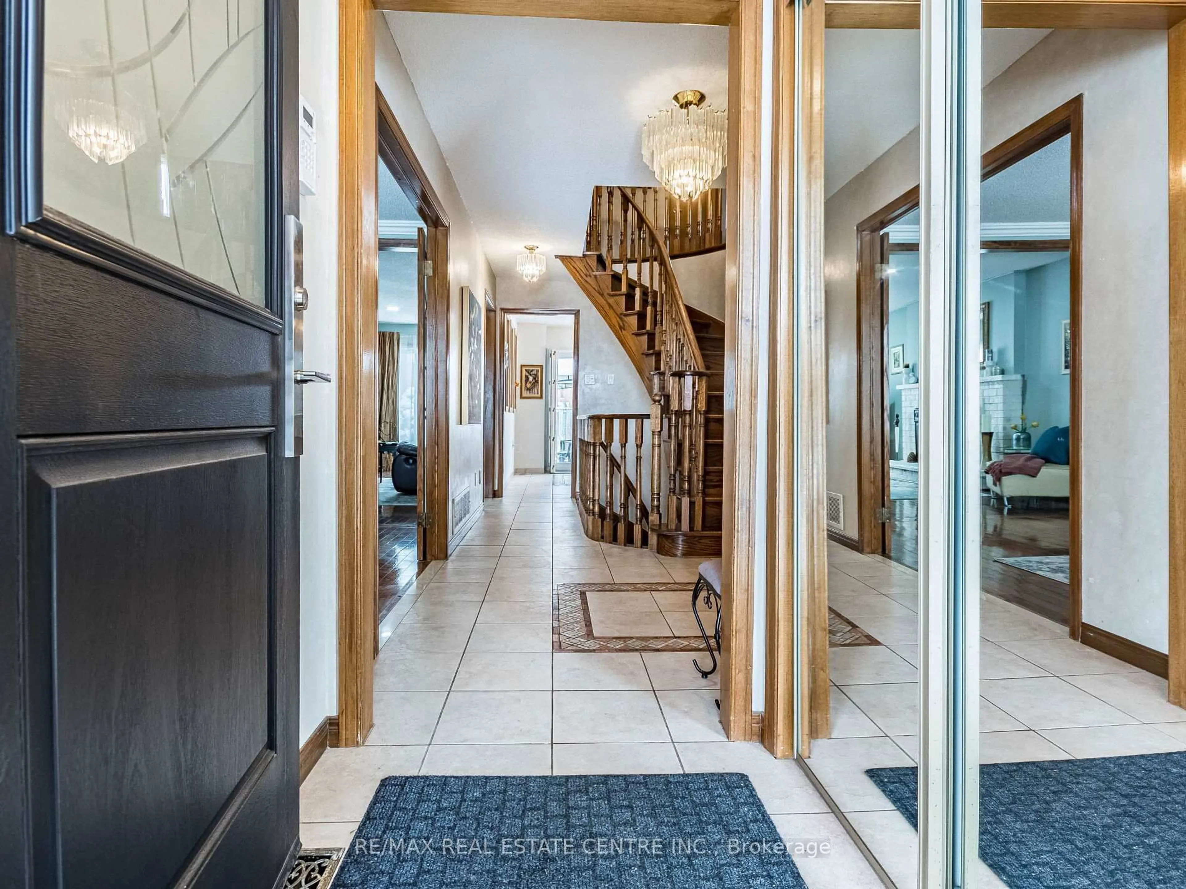 Indoor foyer for 9 Turtlecreek Blvd, Brampton Ontario L6W 3Y4