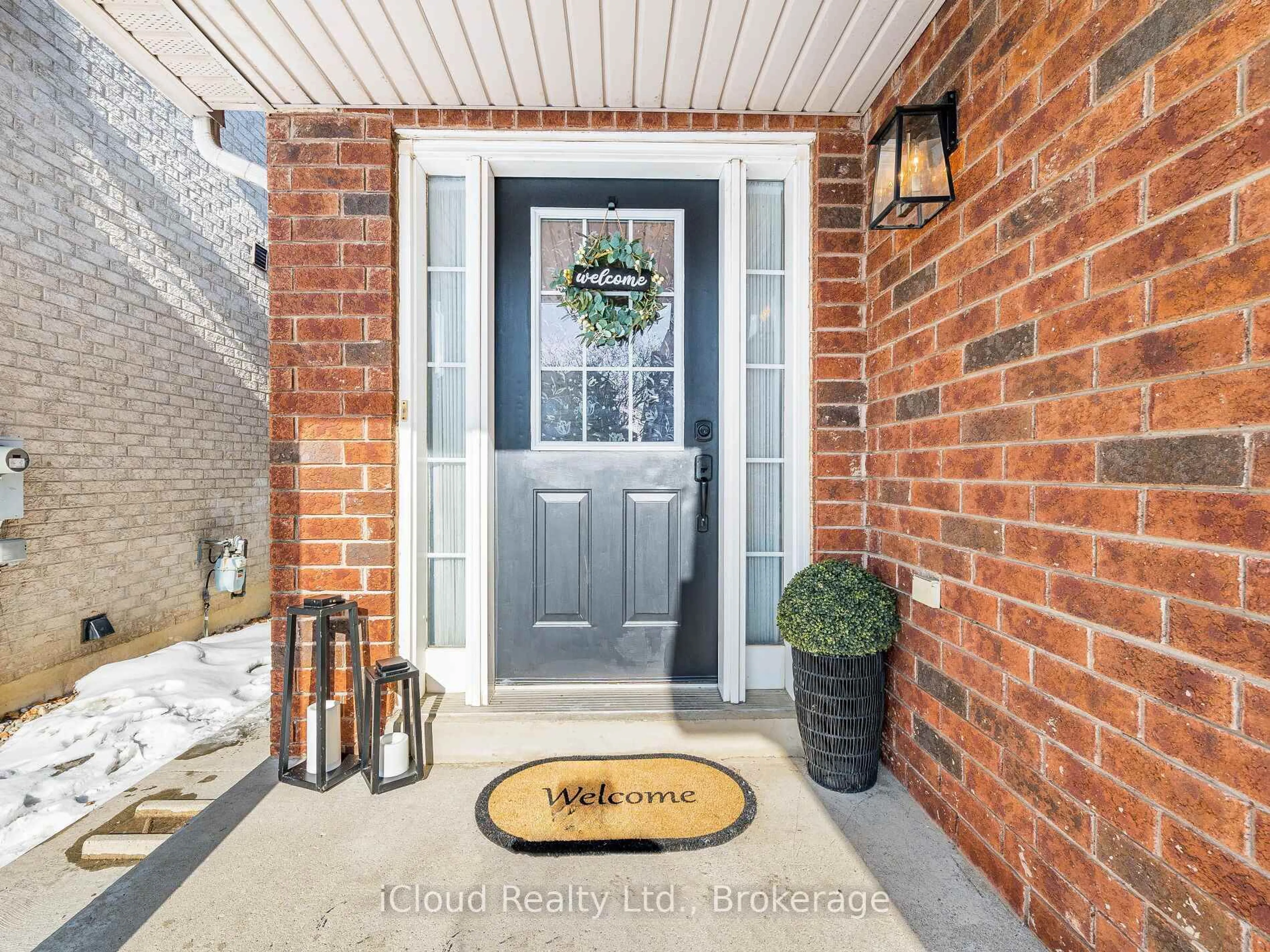 Indoor entryway for 3390 Fountain Park Ave, Mississauga Ontario L5M 7E3