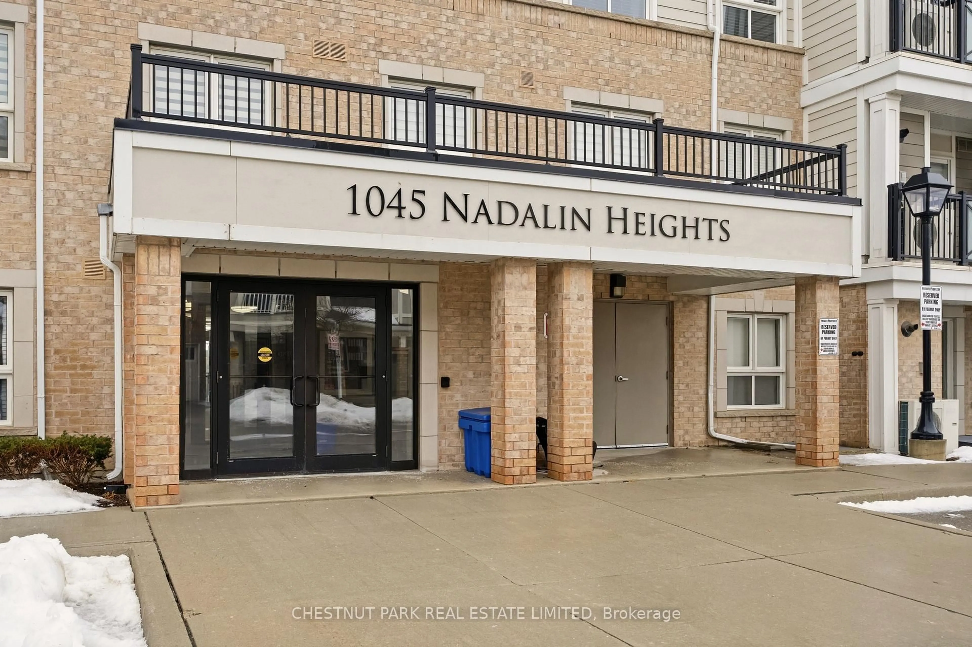 Indoor foyer for 1045 Nadalin Hts #108, Milton Ontario L9T 8R5
