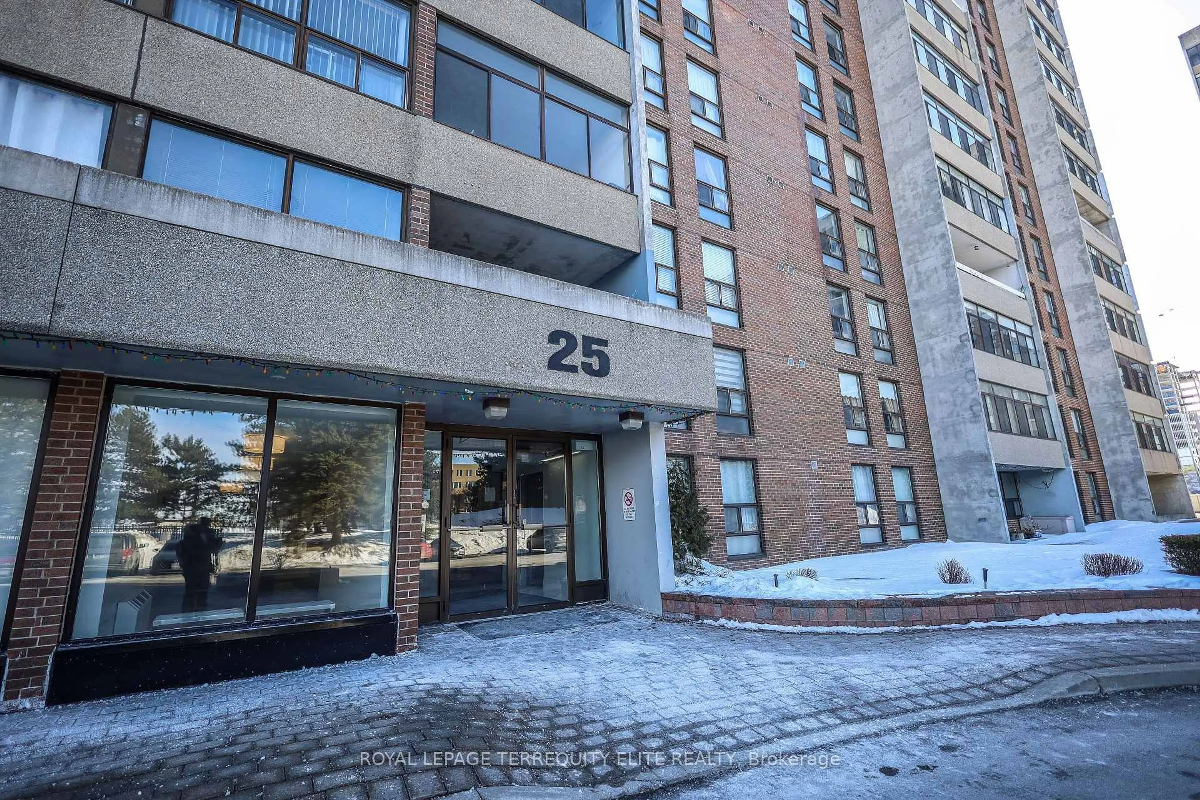 Indoor foyer for 25 Kensington Rd #1709, Brampton Ontario L6T 3W8