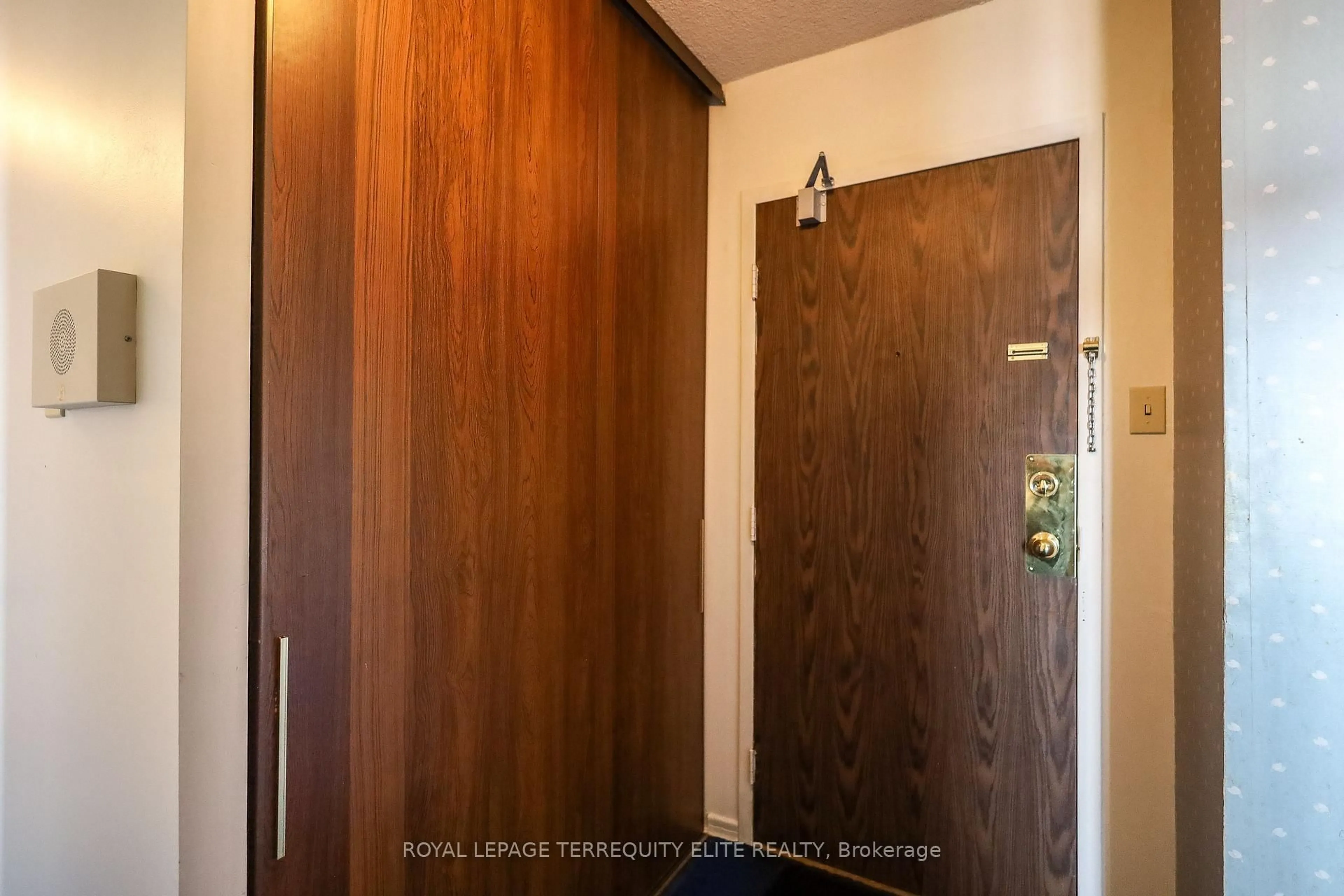 Indoor foyer for 25 Kensington Rd #1709, Brampton Ontario L6T 3W8