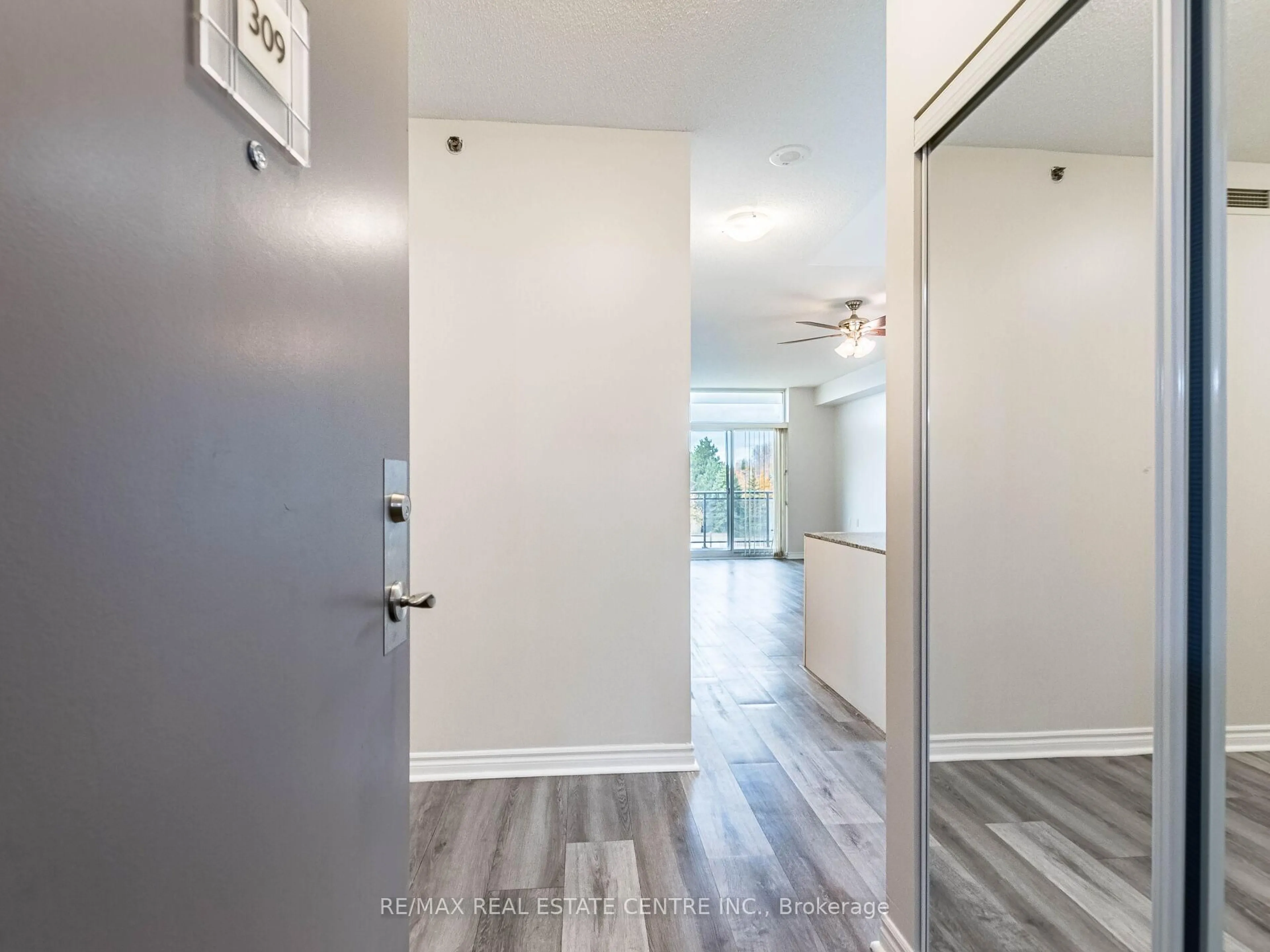 Indoor entryway for 810 Scollard Crt #309, Mississauga Ontario L5V 0A4