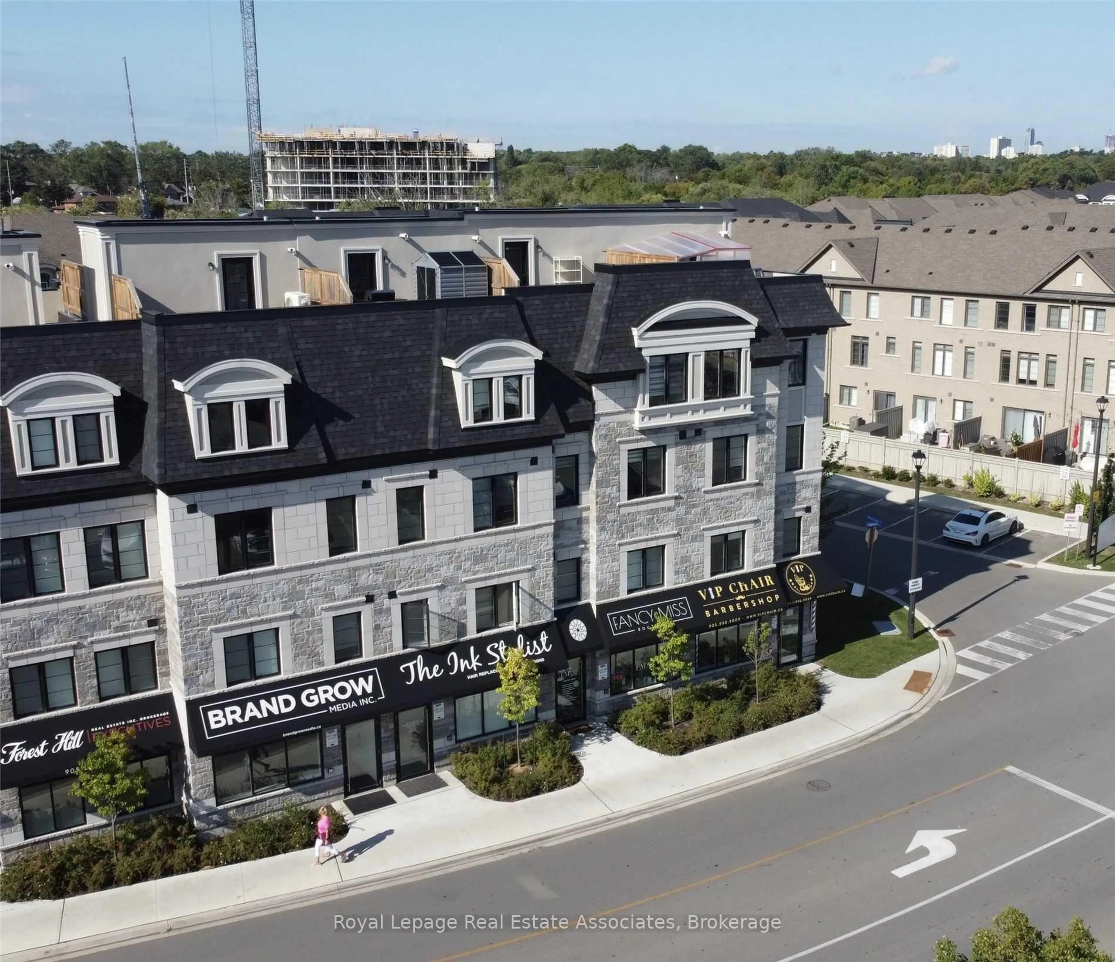 A pic from outside/outdoor area/front of a property/back of a property/a pic from drone, building for 588 Rapids Lane, Mississauga Ontario L5G 0A9