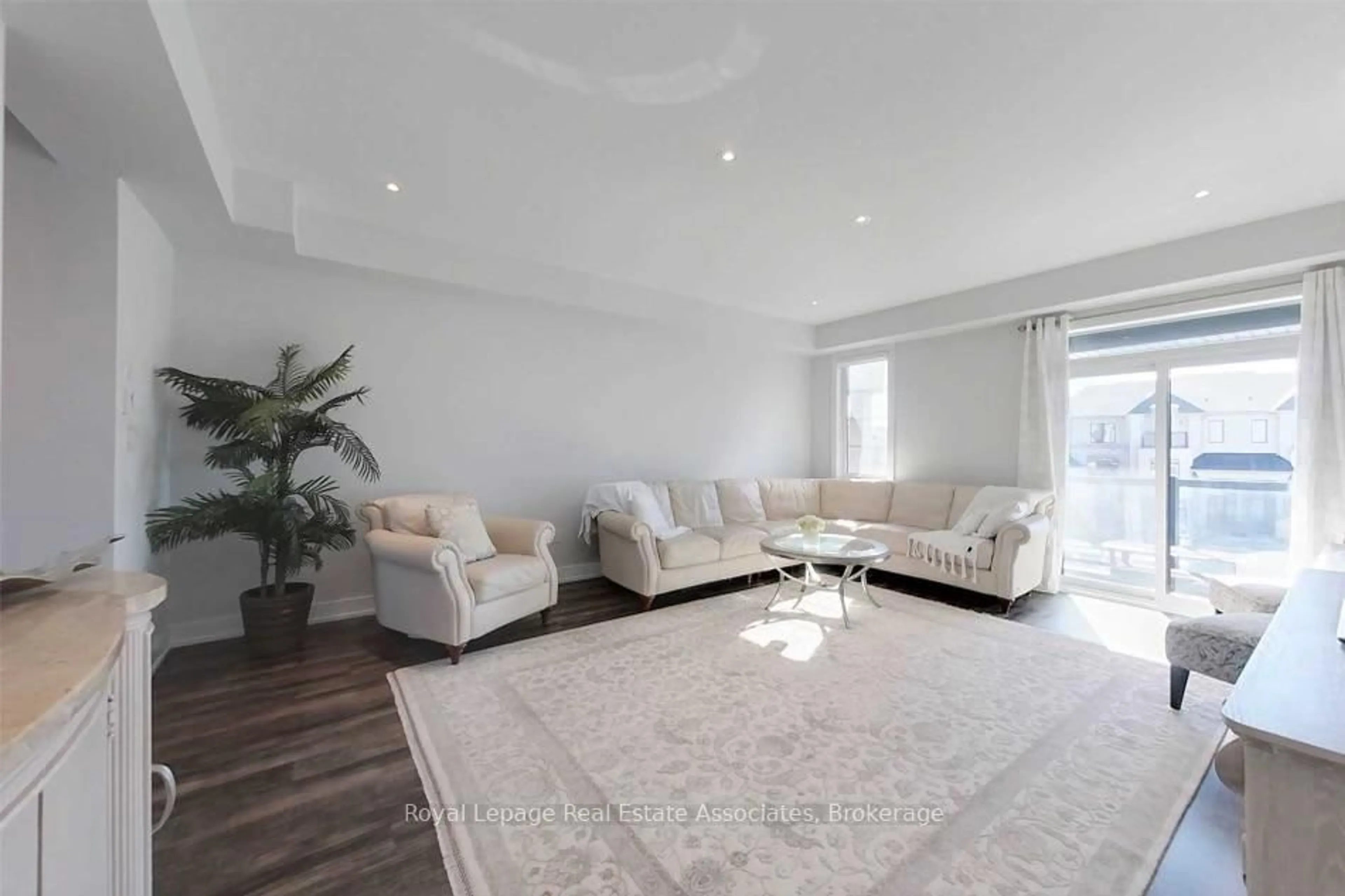 Living room with furniture, unknown for 588 Rapids Lane, Mississauga Ontario L5G 0A9