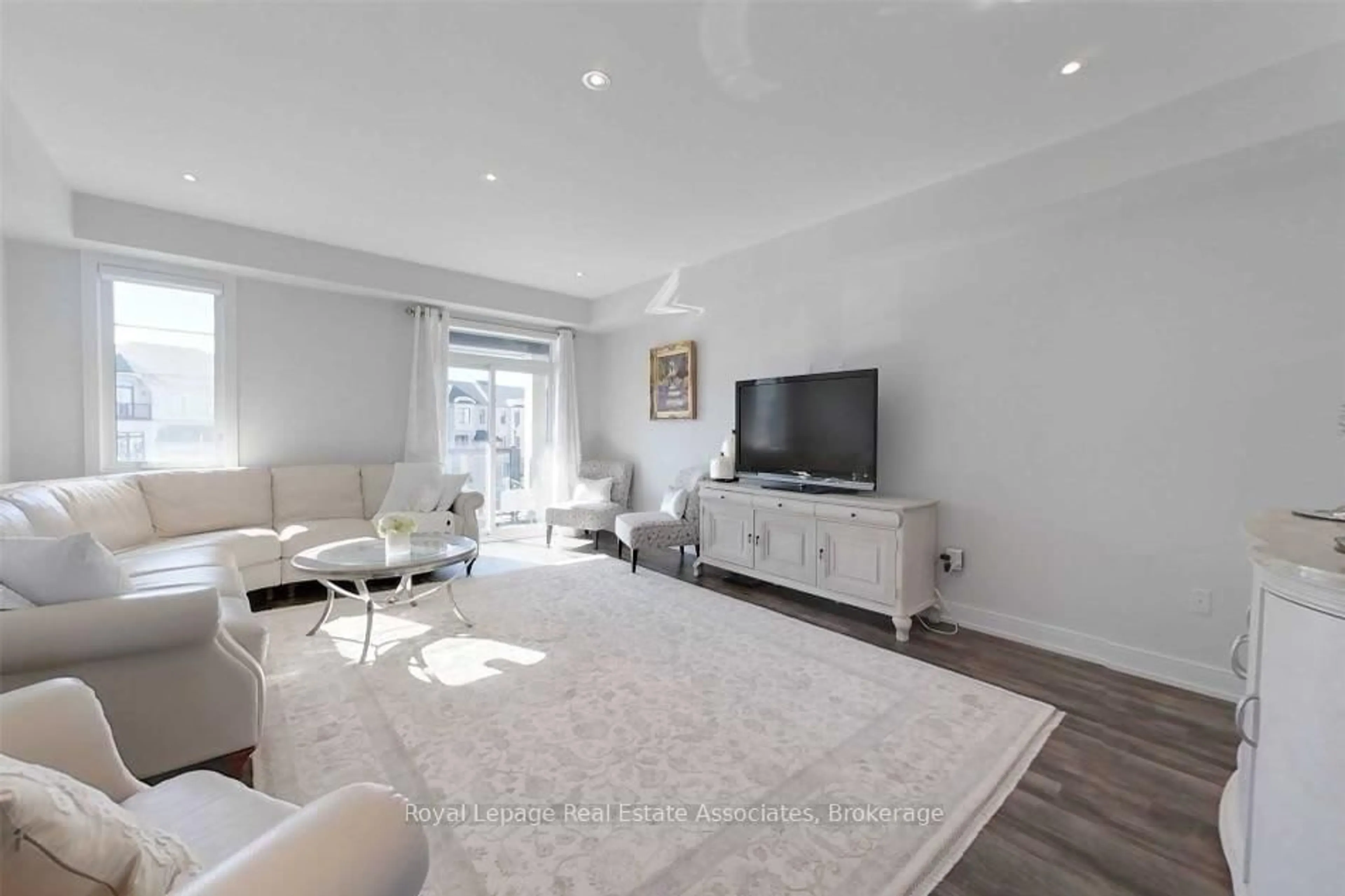 Living room with furniture, unknown for 588 Rapids Lane, Mississauga Ontario L5G 0A9