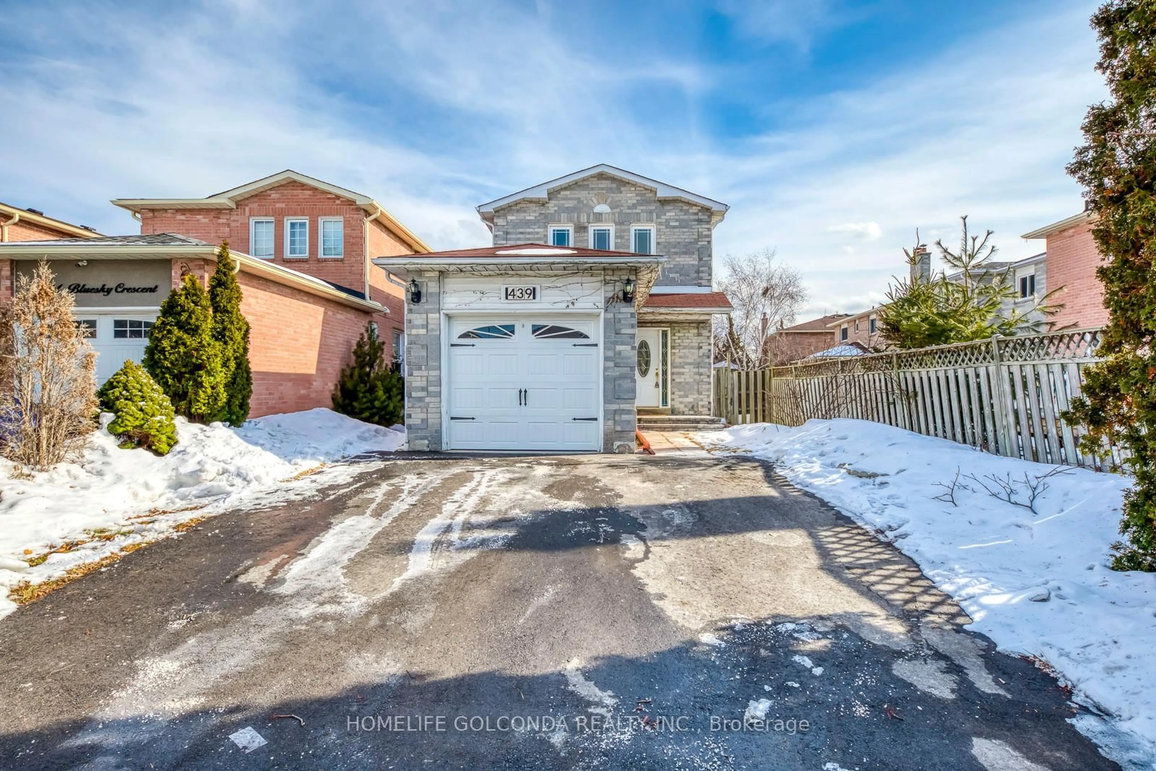 A pic from outside/outdoor area/front of a property/back of a property/a pic from drone, street for 439 Bluesky Cres, Mississauga Ontario L5R 2R9