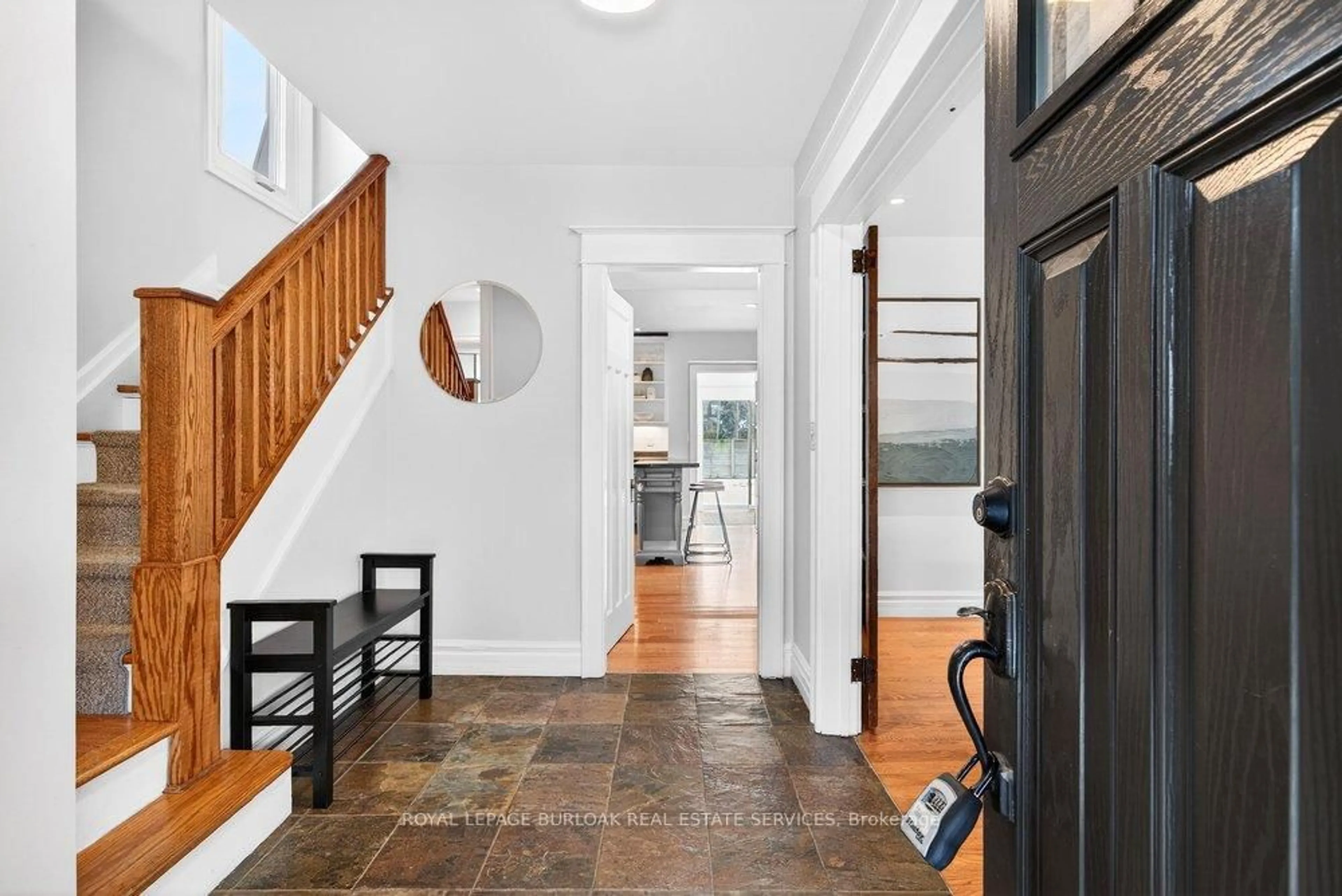 Indoor entryway for 494 Martha St, Burlington Ontario L7R 2R2