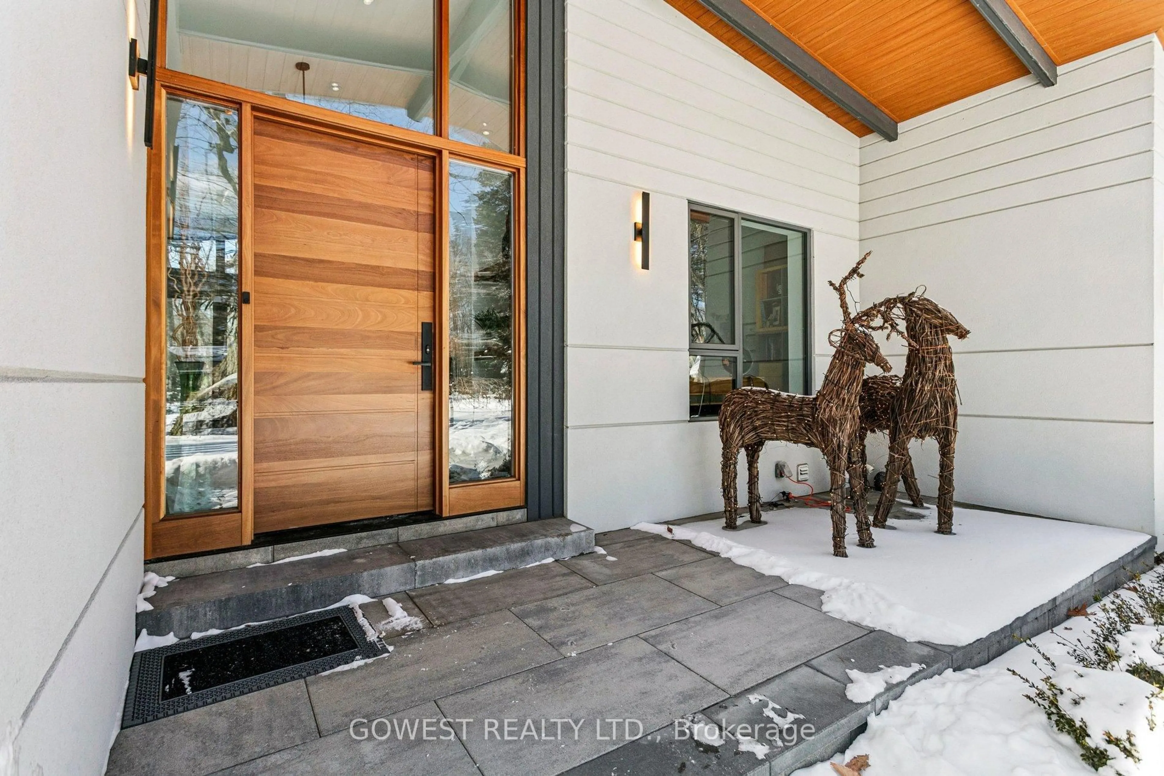 Indoor entryway for 344 Dalewood Dr, Oakville Ontario L6J 4P5