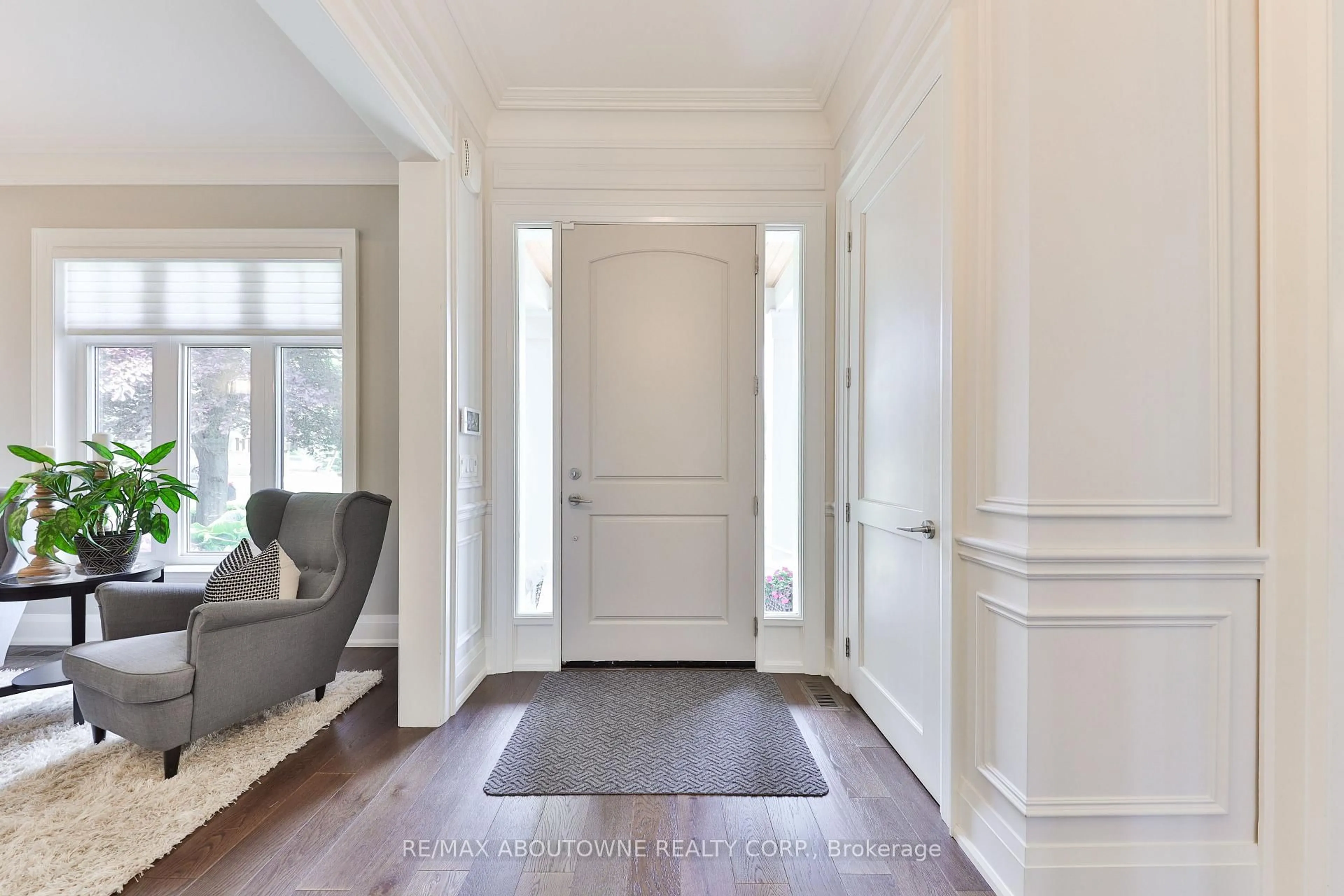 Indoor entryway for 408 Saville Cres, Oakville Ontario L6L 3T8